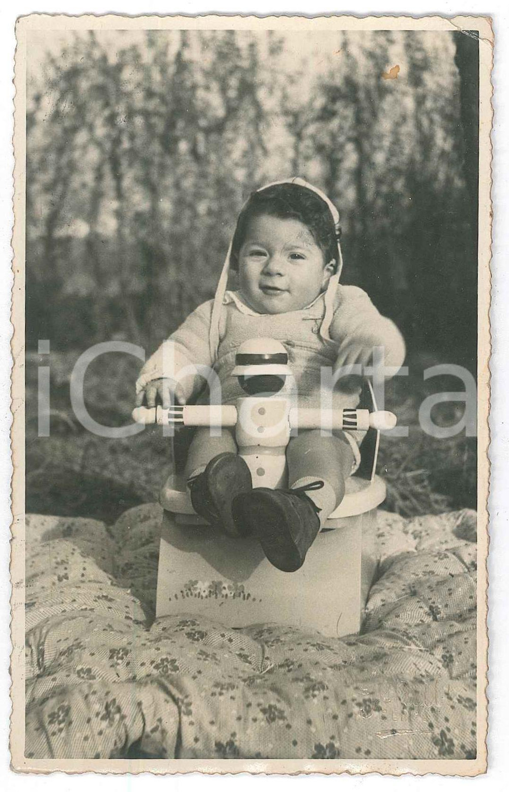 1940 ca BERGAMO Ritratto di bambino su giostrina - Foto cartolina GENTILI  Fotografia d'epoca, in formato cartolina postale. FAIR/discreto piccola piegatura angolare, minima macchia al lato superiore Formato: 9x14 cm originale e autentica 1