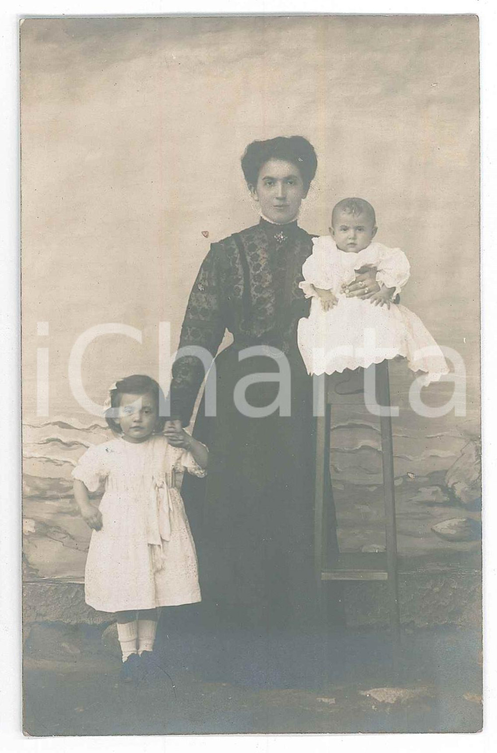 1910 DOMODOSSOLA Ritratto di donna con i figli Pia e Guglielmo - Foto 9x14 (2)  Fotografia d'epoca. GOOD/buono  Formato: 9x14 cm originale e autentica 1