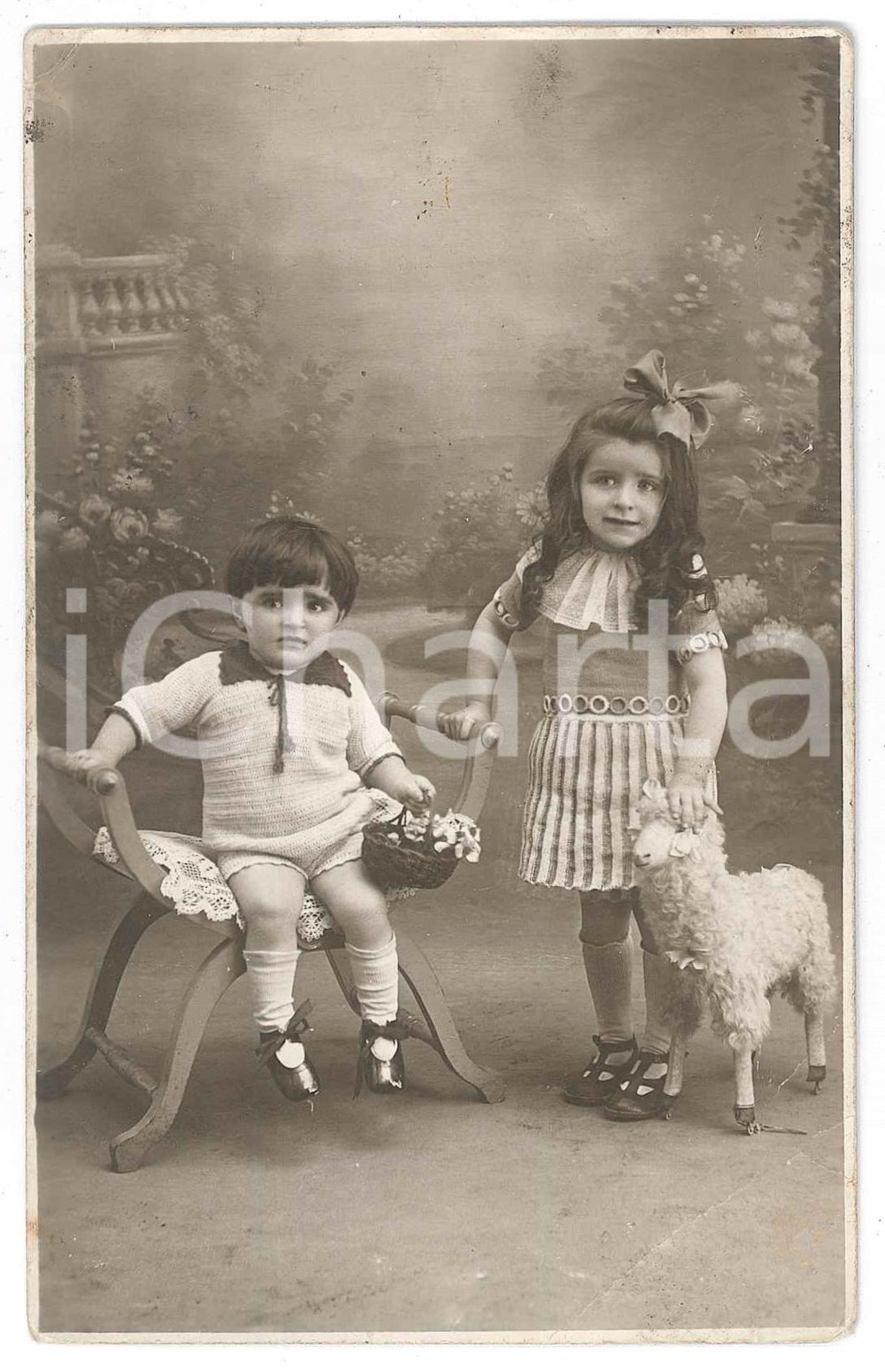1920 ca FRANCE Ritratto di due fratellini italiani con pecora giocattolo - Foto  Fotografia d'epoca, in formato cartolina postale, con messaggio al verso per i nonni a Cornaletto Soprano (Demonte, Cuneo).Viaggiata. POOR/danneggiato piegature angolari Formato: 9x14 cm originale e autentica 1
