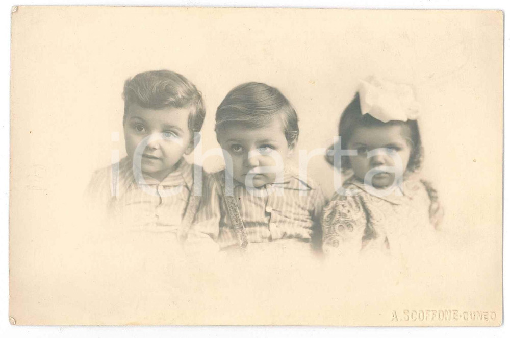 Fotografia d epoca originale 1920 ca CUNEO Ritratto di tre fratellini  Foto A. SCOFFONE  14x9 cm 1