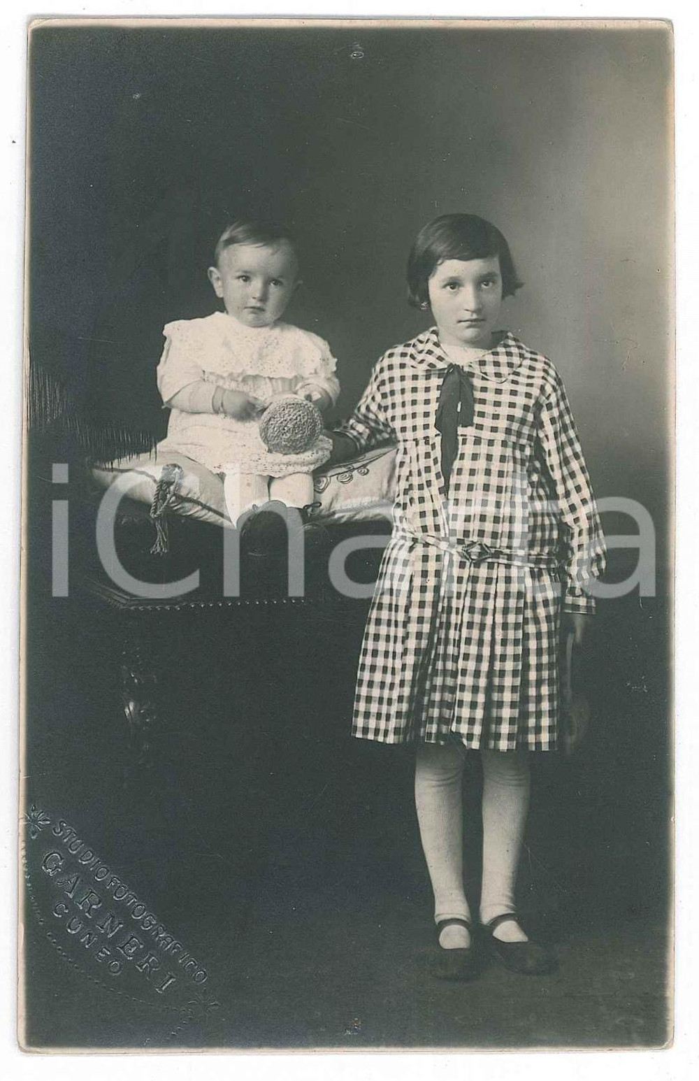 Fotografia d epoca originale 1920 ca CUNEO Ritratto di due fratellini  Foto cartolina GARNERI  9x14 cm 1