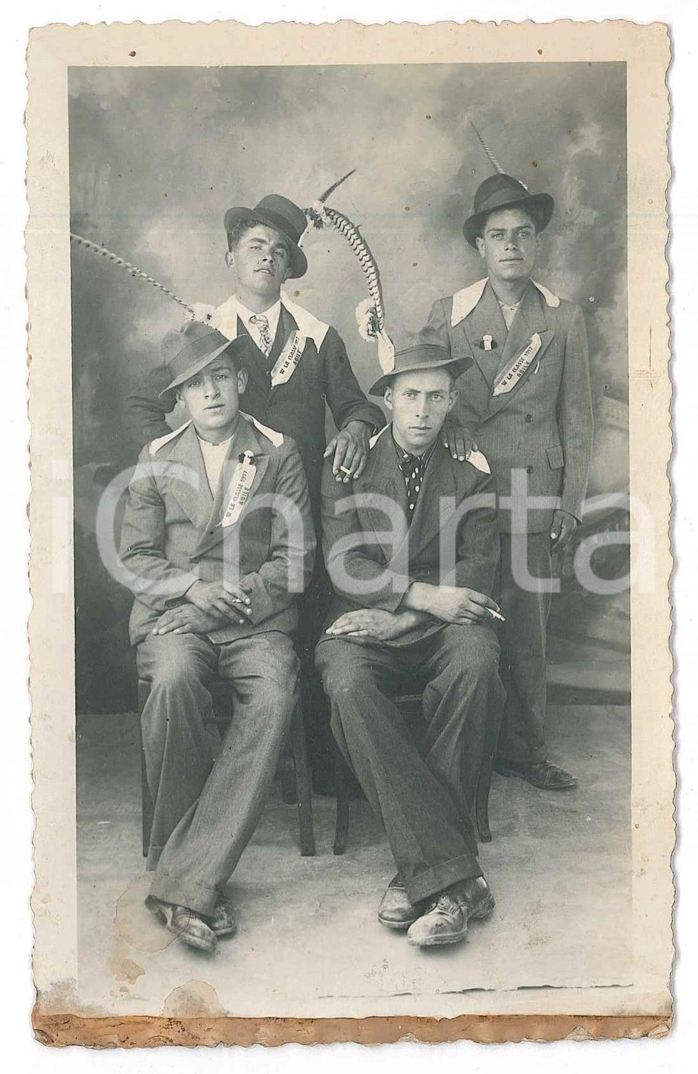 1917 ITALIA Gruppo di giovani pronti alla chiamata di leva *Foto VINTAGE 9x14 cm  Fotografia d'epoca, in formato cartolina postale. POOR/danneggiato macchie al lato inferiore; qualche fioritura Formato: 9x14 cm originale e autentica 1