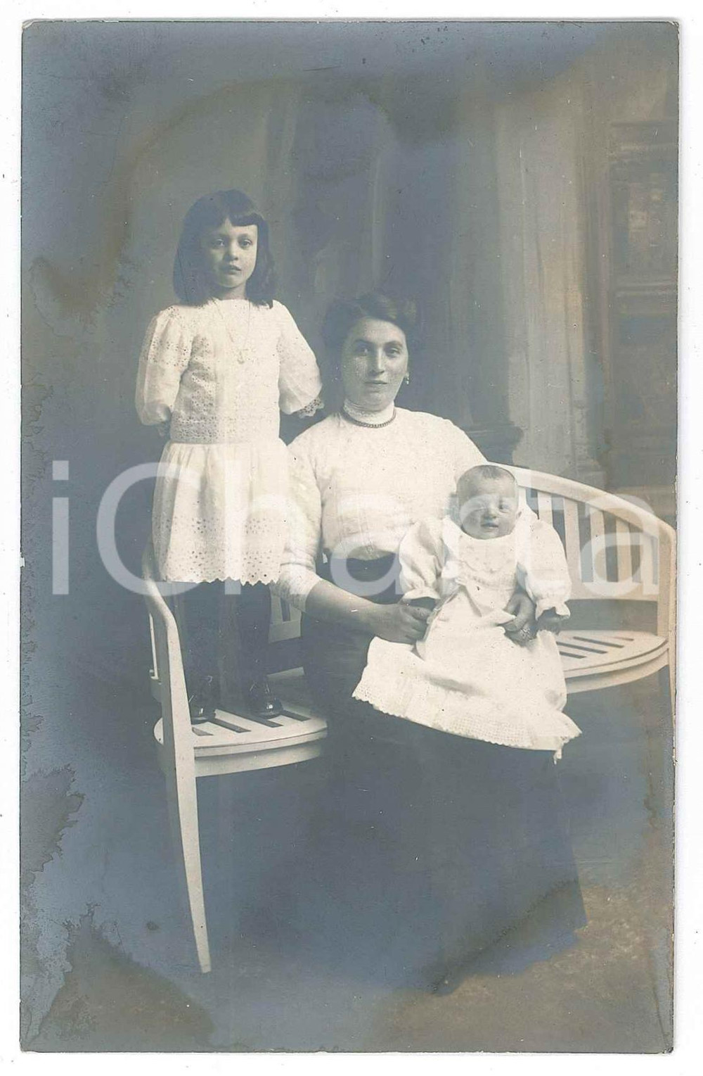 1913 DOMODOSSOLA Ritratto di donna con i figli Pia e Guglielmo - Foto 9x14 (3)  Fotografia d'epoca, con didascalia manoscritta al verso.FOTOGRAFO: Studio Artistico G. Mazzone POOR/danneggiato alone Formato: 9x14 cm originale e autentica 1