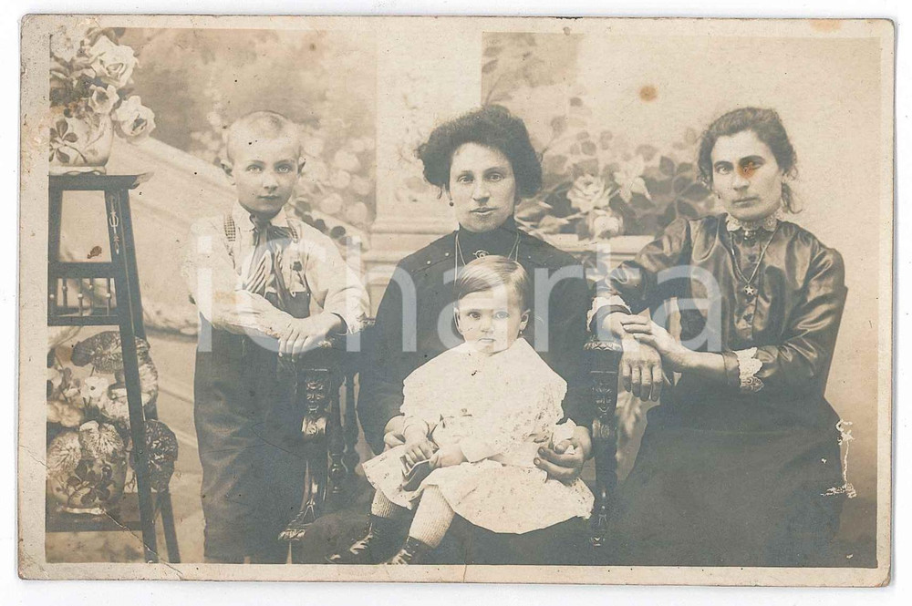 1915 ca DOMODOSSOLA (?) Ritratto di due donne con i figli *Foto DANNEGGIATA 14x9  Fotografia d'epoca. VERY POOR/gravemente danneggiato profonda piegatura angolare, difetti di stampa e macchie Formato: 14x9 cm originale e autentica 1