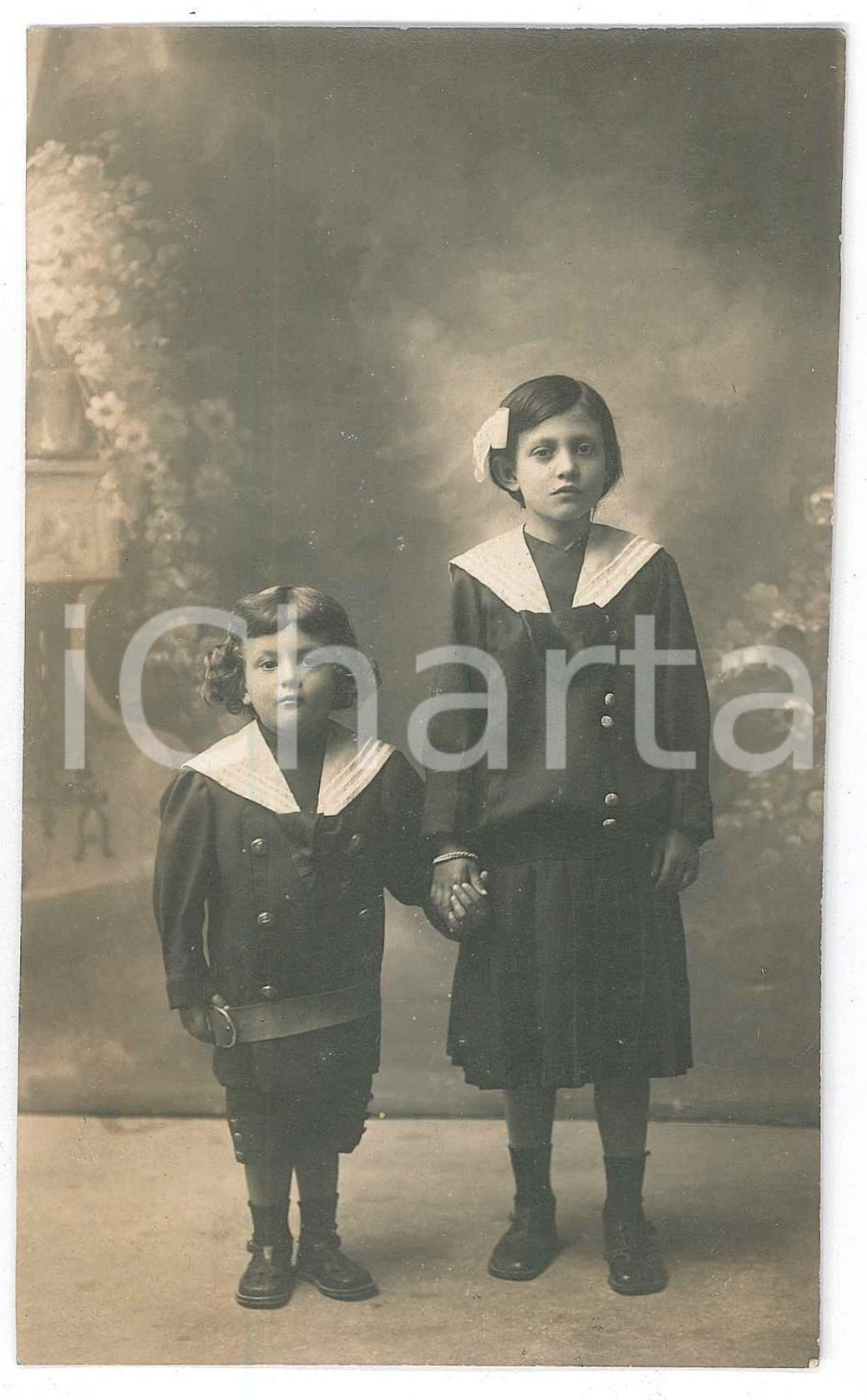 1915 ca s.l. ITALIA Ritratto di due bambine vestite alla marinara - Foto VINTAGE  Fotografia d'epoca, in formato cartolina postale. GOOD/buono  Formato: 9x14 cm originale e autentica 1