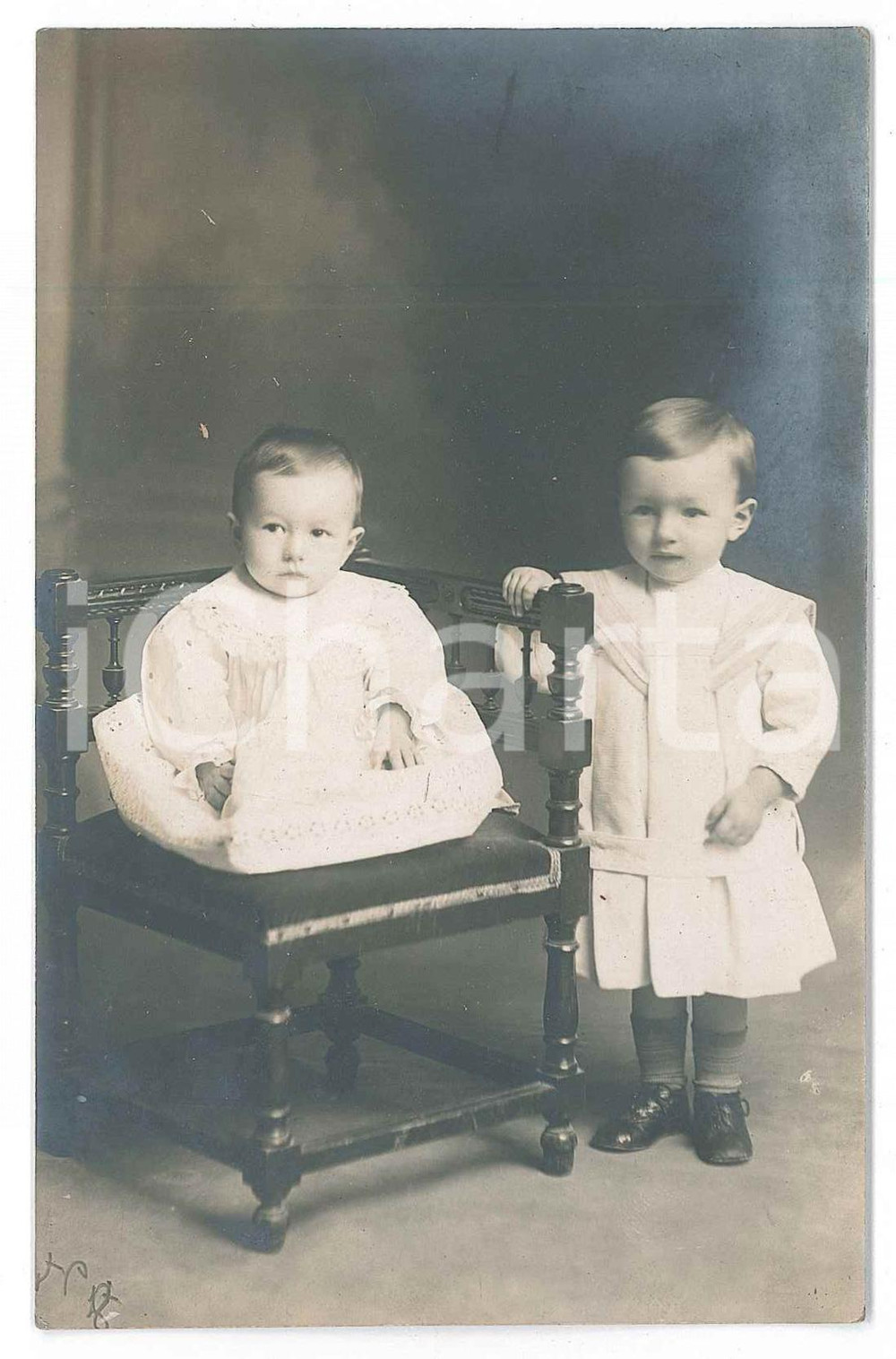 1910 ITALIA Due fratellini in abito bianco- Ritratto - Foto cartolina VINTAGE  Fotografia d'epoca, in formato cartolina postale, con dedica al verso.I bambini sono indicati come "Vittorio ed Enrico". GOOD/buono ma difetti di stampa Formato: 9x14 cm originale e autentica 1