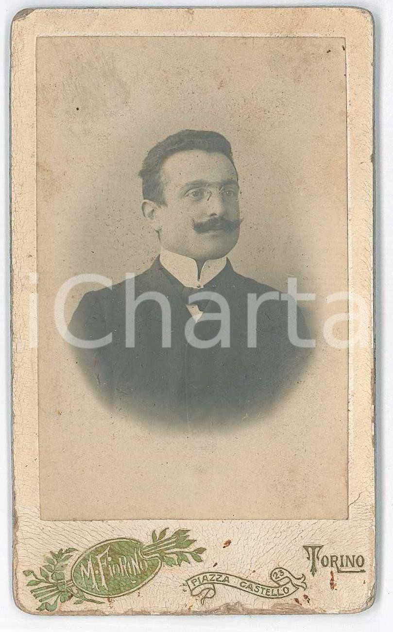 1895 ca. TORINO - Ritratto uomo con occhiali - Foto FIORINO CDV (1)  Fotografia d'epoca, su cartoncino rigido.FOTOGRAFO: M. Fiorino Torino - piazza Castello n. 23 POOR/danneggiato Abrasione al lato inferiore e all'angolo superiore sinistro, macchie e segni diffusi, abrasione al verso. Formato: 6 x 10 cm originale e autentica 1