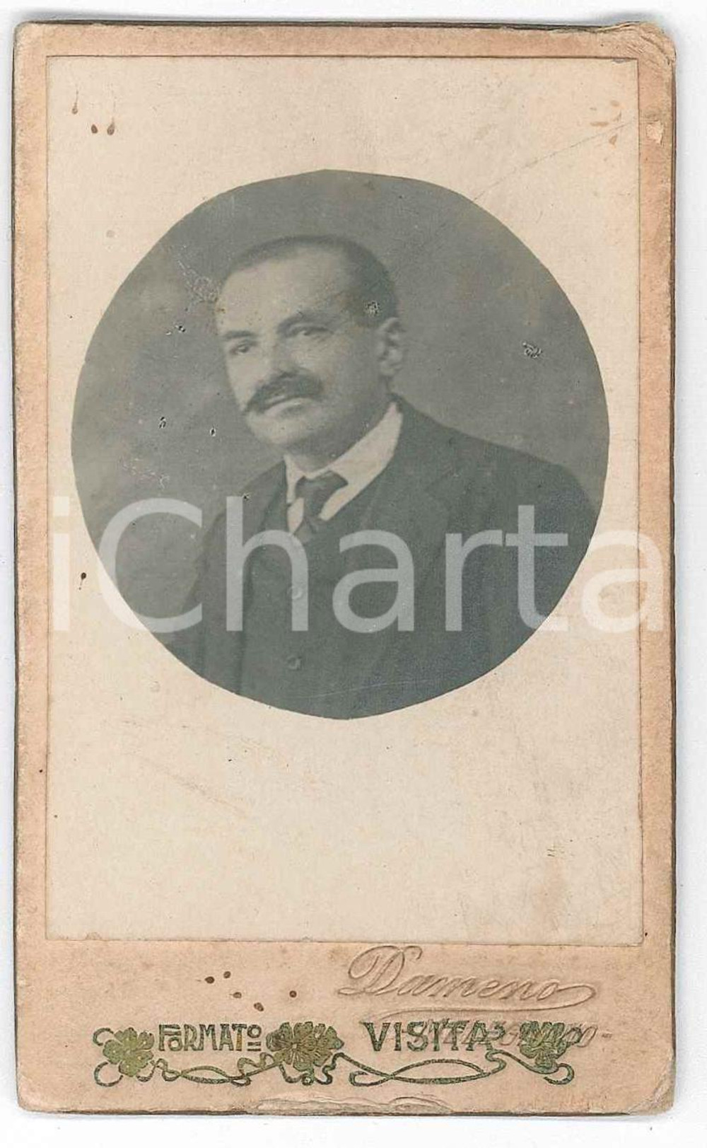 1880 ca. ITALIA - Ritratto uomo in vestito elegante - Foto DAMENO CDV  Fotografia d'epoca, su cartoncino rigido.FOTOGRAFO: Dameno POOR/danneggiato Piegature e abrasioni angolari, lievi macchie Formato: 6 x 10 cm originale e autentica 1
