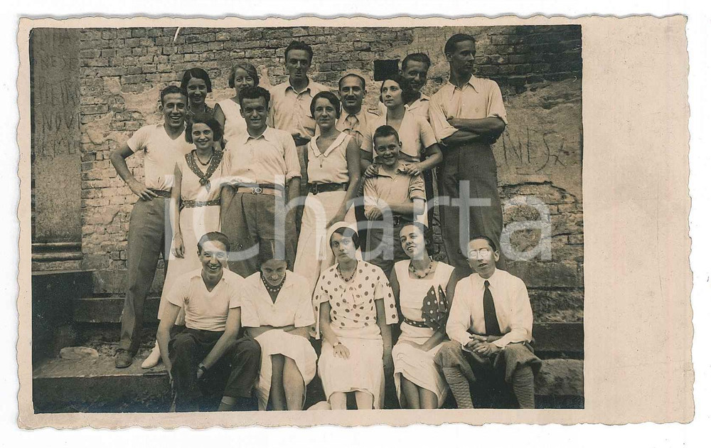 1935 ca ITALIA Ritratto di gruppo presso edificio abbandonato - Foto VINTAGE  Fotografia d'epoca, in formato cartolina postale. FAIR/discreto piegature angolari; minima sbrecciatura al lato destro Formato: 14x8 cm originale e autentica 1