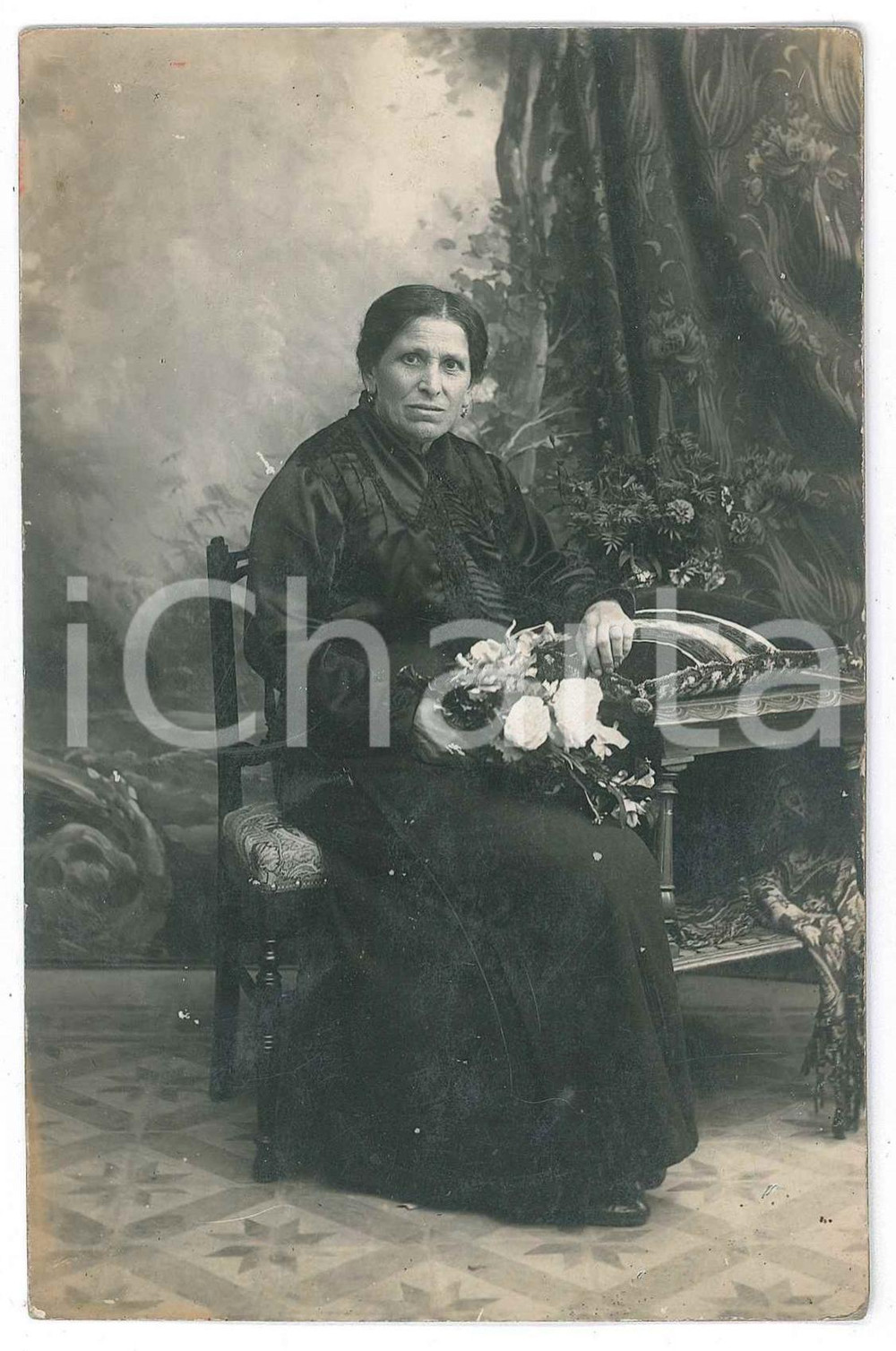 1910 ca s. l. ITALIA Ritratto di anziana donna con mazzo di fiori - Foto VINTAGE  Fotografia d'epoca, in formato cartolina postale. FAIR/discreto lieve ondulatura e aloni marginali Formato: 9x14 cm originale e autentica 1