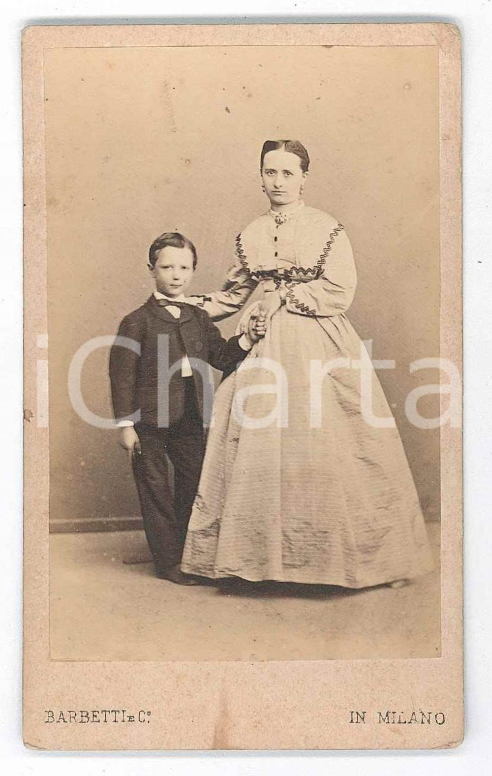 1870 ca. MILANO - Ritratto di madre con figlio - Foto BARBETTI CDV  Fotografia d'epoca, su cartoncino rigido.FOTOGRAFO: Barbetti &amp; C.Milano - via S. Antonio n. 13 FAIR/discreto Lievi smussature e abrasioni angolari, piccole macchie e fioriture Formato: 6 x 10 cm originale e autentica 1