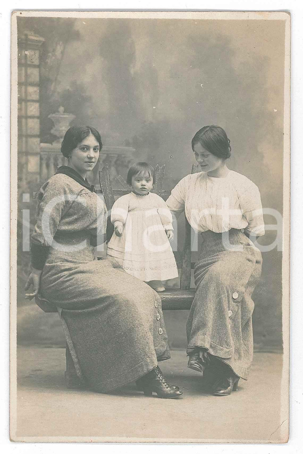 1910 ca ITALIA Ritratto di due donne con bambino - Foto cartolina VINTAGE  Fotografia d'epoca, in formato cartolina postale. GOOD/buono ma piccola piegatura angolare Formato: 9x14 cm originale e autentica 1