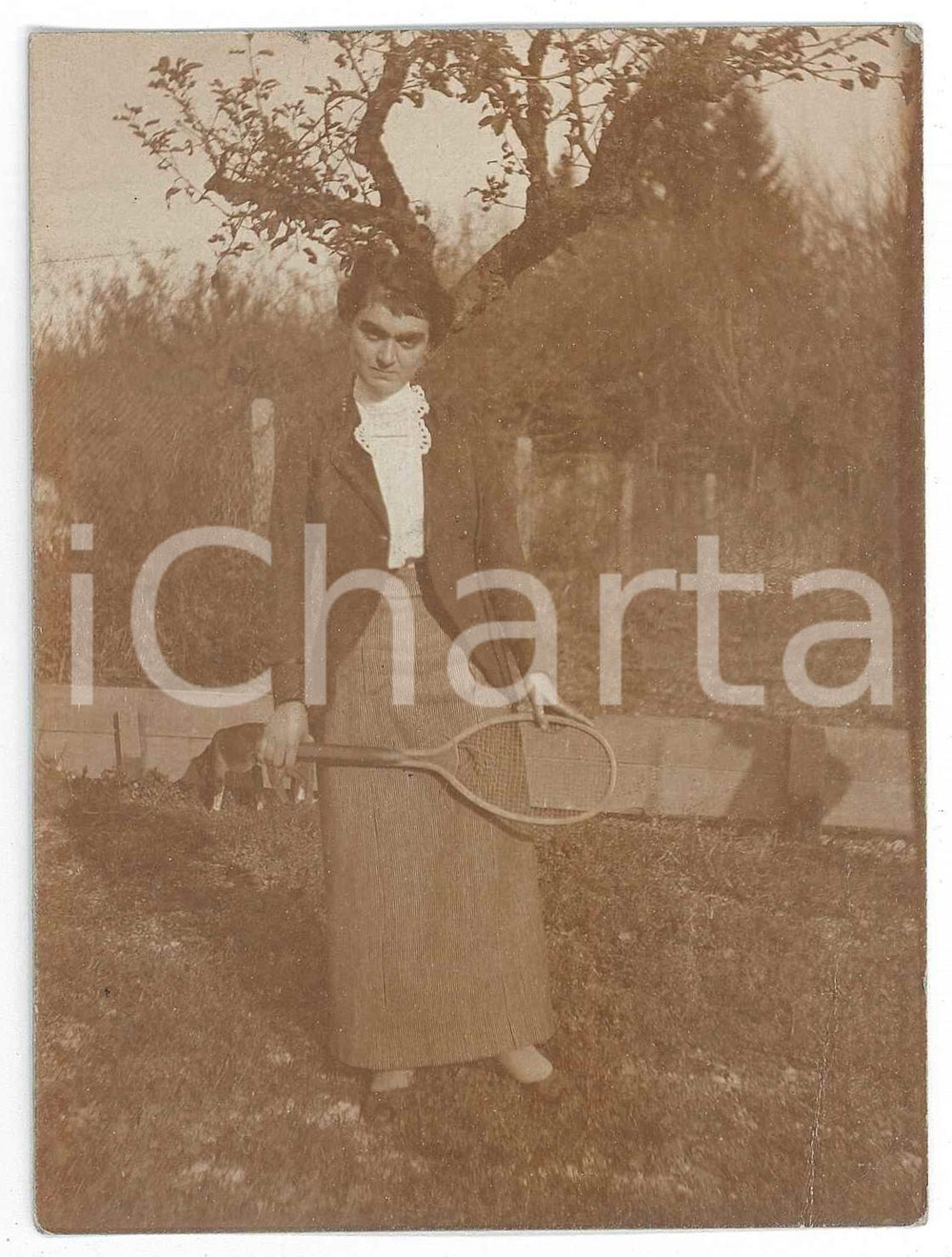 1915 ca s. l. ITALIA Donna con racchetta da tennis - Ritratto *Foto VINTAGE 9x12  Fotografia d'epoca. FAIR/discreto piegatura al lato inferiore Formato: 9x12 cm originale e autentica 1