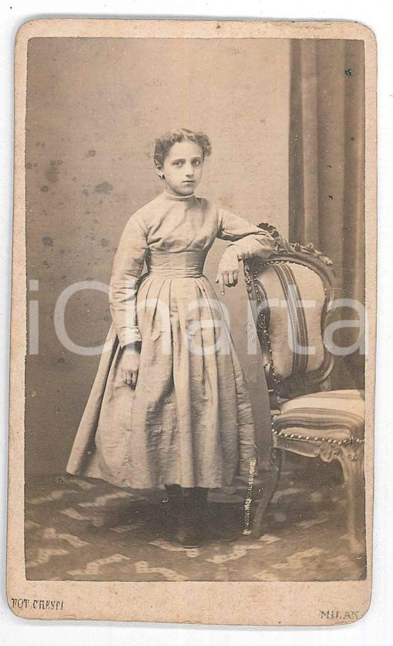 1880 ca. MILANO - Ritratto di ragazza in salotto - Foto CRESPI CDV  Fotografia d'epoca, su cartoncino rigido.FOTOGRAFO: CrespiMilano - via Bagutta n 14, corso P. Venezia  POOR/danneggiato Abrasioni al lato superiore, ingiallimento e macchie diffuse Formato: 6 x 10 cm originale e autentica 1