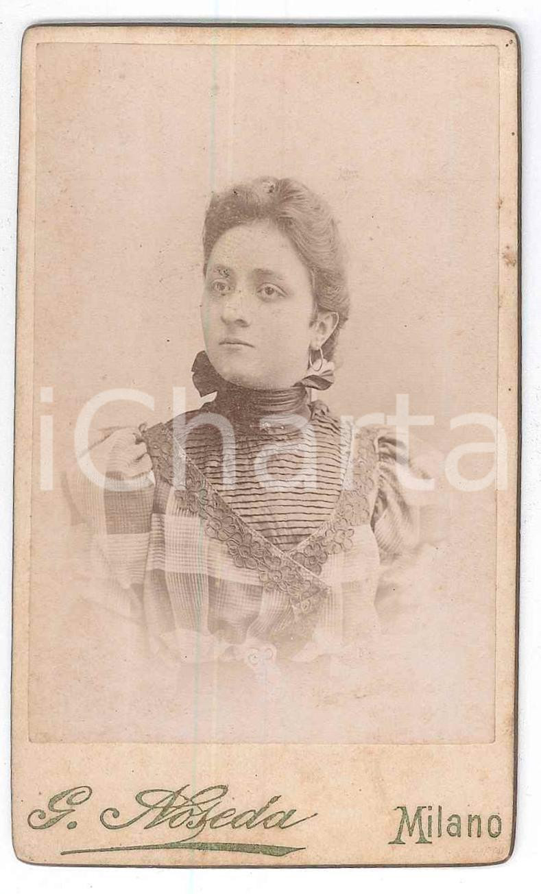 Fotografia d epoca originale 1880 ca. MILANO  Ritratto di giovane donna con vestito a quadri Foto NOSEDA CDV 1