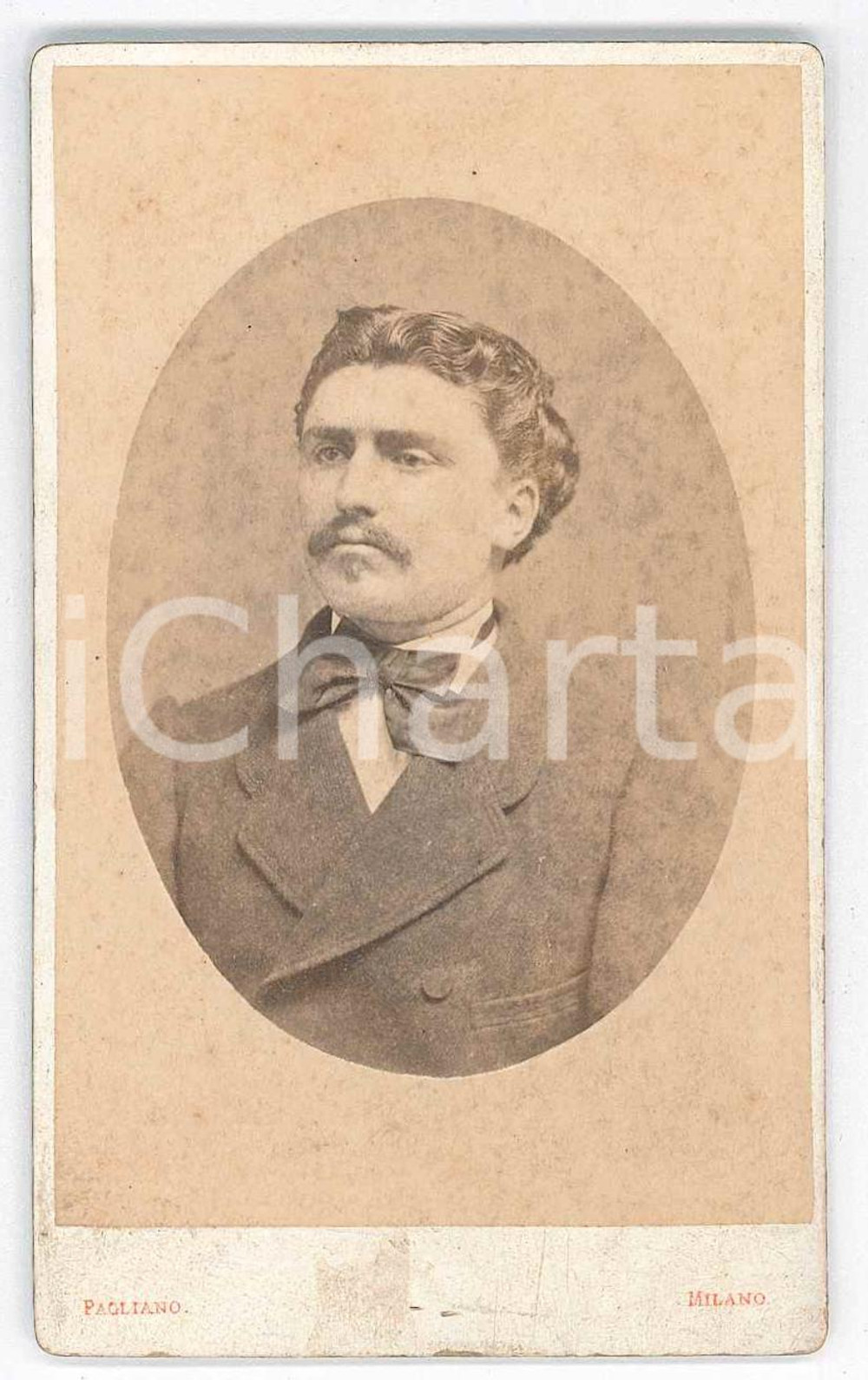 1880 ca. MILANO - Ritratto giovane uomo con papillon - Foto PAGLIANO CDV  Fotografia d'epoca, su cartoncino rigido.FOTOGRAFO: PaglianoMilano - Galleria Vittorio Emanuele FAIR/discreto Piccole abrasioni e macchie, segno al lato inferiore. Formato: 6 x 10 cm originale e autentica 1