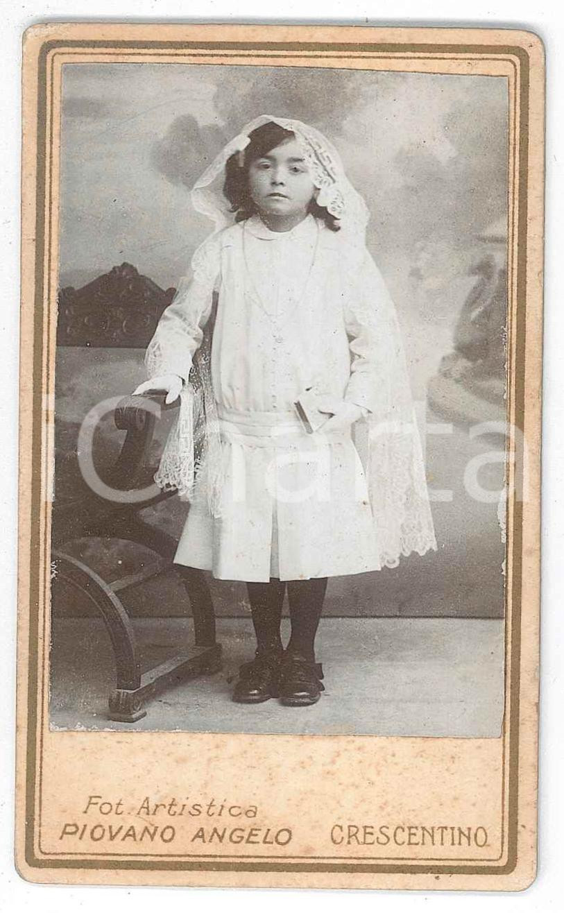 1870 ca. CRESCENTINO - Ritratto di bambina Prima Comunione *Foto PIOVANO CDV (1)  Fotografia d'epoca, su cartoncino rigido.FOTOGRAFO: Angelo PiovanoCrescentino FAIR/discreto Lievi smussature e abrasioni angolari, fioriture diffuse al recto e al verso. Formato: 6 x 10 cm originale e autentica 1