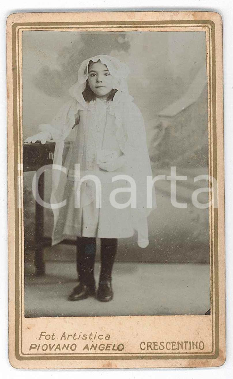 1870 ca. CRESCENTINO - Ritratto di bambina Prima Comunione *Foto PIOVANO CDV (2)  Fotografia d'epoca, su cartoncino rigido.FOTOGRAFO: Angelo PiovanoCrescentino FAIR/discreto Macchie diffuse, tracce d'umidità all'angolo inferiore destro Formato: 6 x 10 cm originale e autentica 1