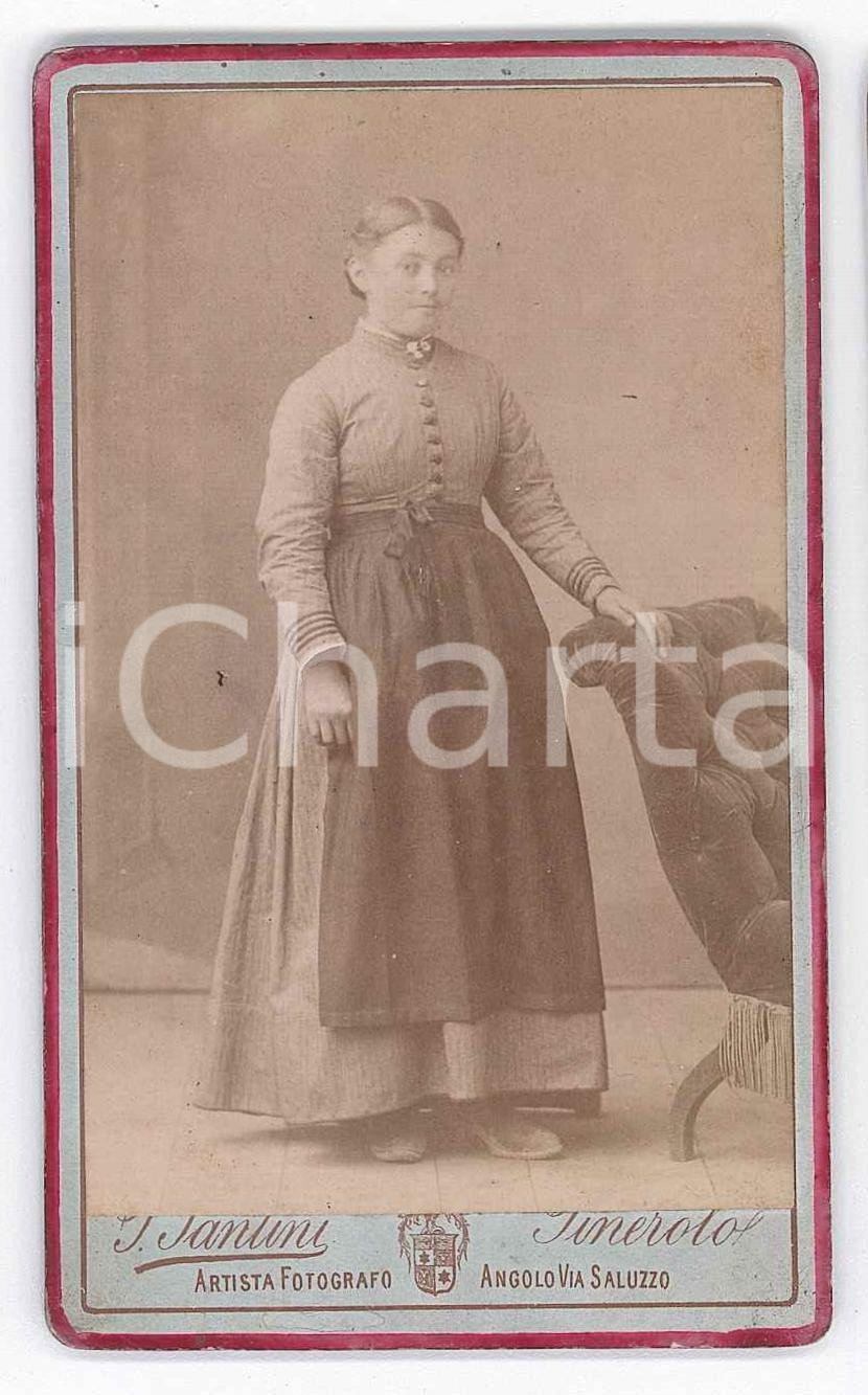 Fotografia d epoca originale 1880 ca. PINEROLO  Ritratto di giovane donna in abiti casalinghi  Foto SANTINI 1