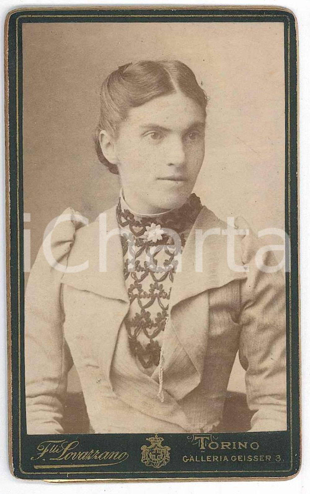 1880 ca. TORINO - Ritratto donna con giacca e spilla - Foto LOVAZZANO CDV  Fotografia d'epoca, su cartoncino rigido.FOTOGRAFO: Fratelli LovazzanoTorino - galleria Geisser 3 FAIR/discreto Abrasione all'angolo inferiore sinistro, macchie e piccoli segni al verso. Formato: 6 x 10 cm originale e autentica 1