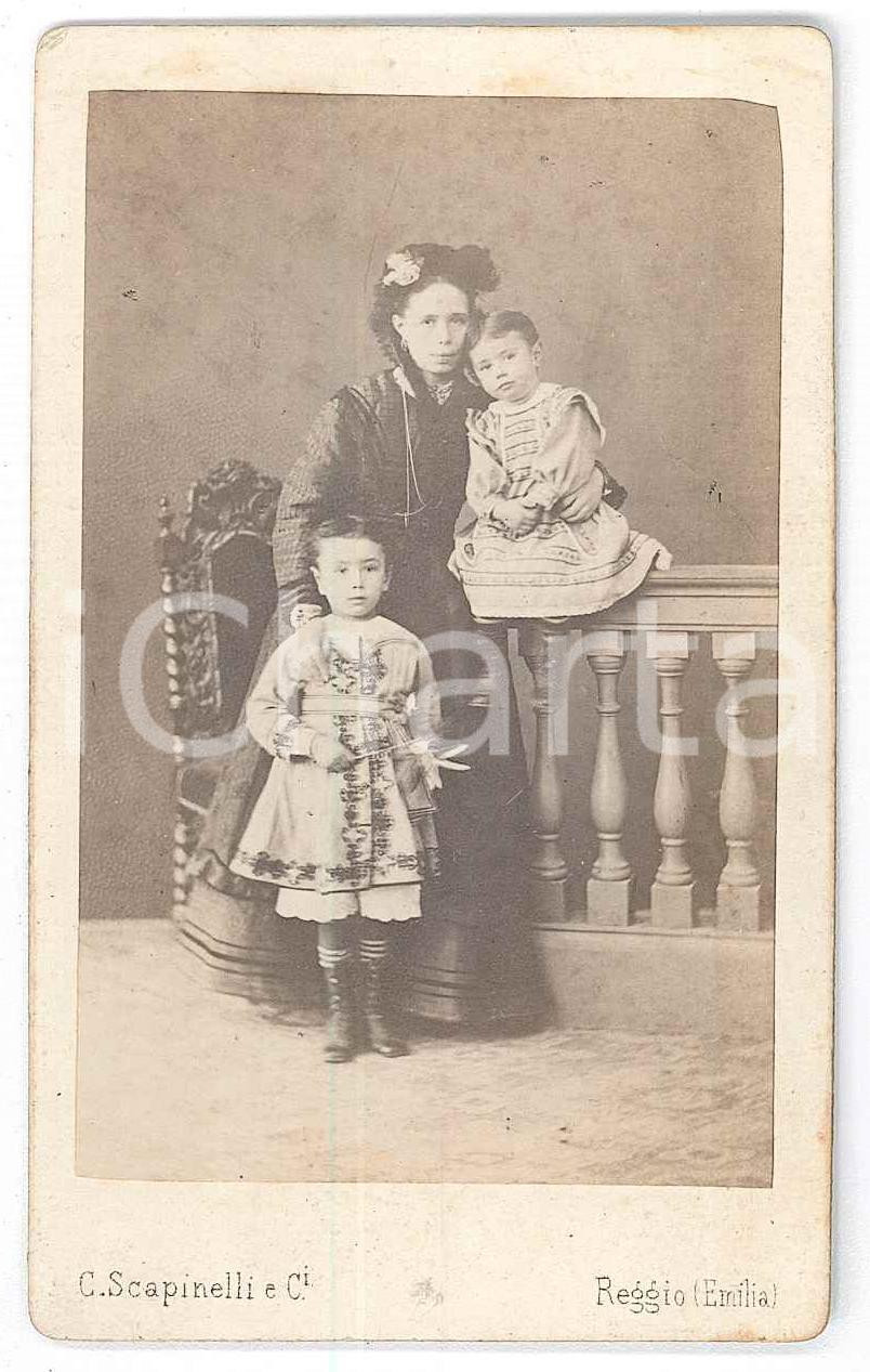 1870 ca. REGGIO EMILIA - Ritratto mamma con bambini - Foto SCAPINELLI CDV  Fotografia d'epoca, su cartoncino rigido.FOTOGRAFO: C. ScapinelliReggio Emilia - via dell'Albergo Orfane 15 FAIR/discreto Lieve smussatura all'angolo superiore sinistro e piccole macchie diffuse Formato: 6 x 10 cm originale e autentica 1