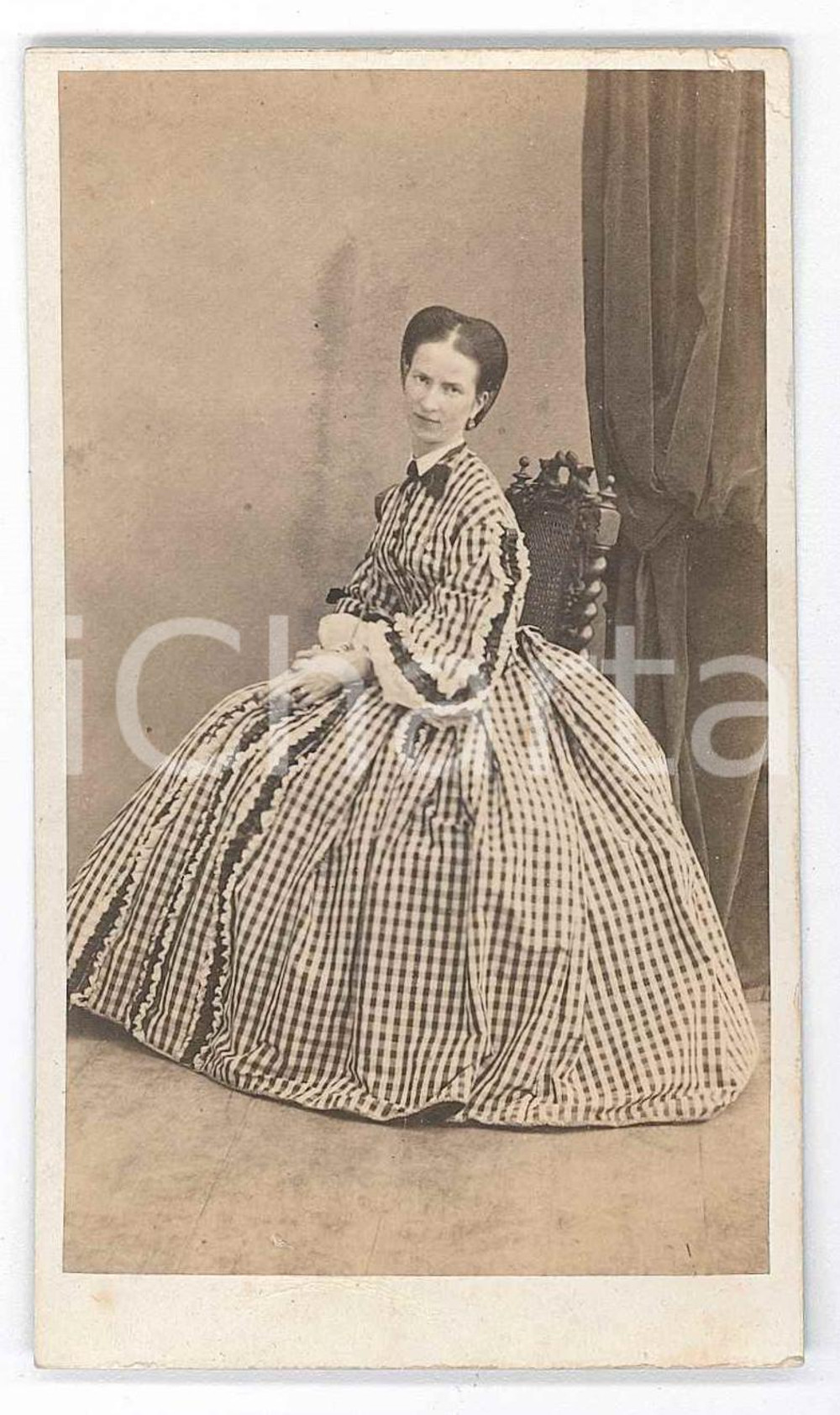 1870 ca. TORINO - Ritratto di donna con ampio abito a quadri *Foto E. DI CHANAZ  Fotografia d'epoca, su cartoncino rigido.FOTOGRAFO:  E. di ChanazTorino - via S. Francesco di Paola, 18 FAIR/discreto Piegatura all'angolo superiore destro e al lato inferiore, piccole macchie Formato: 6 x 10 cm originale e autentica 1