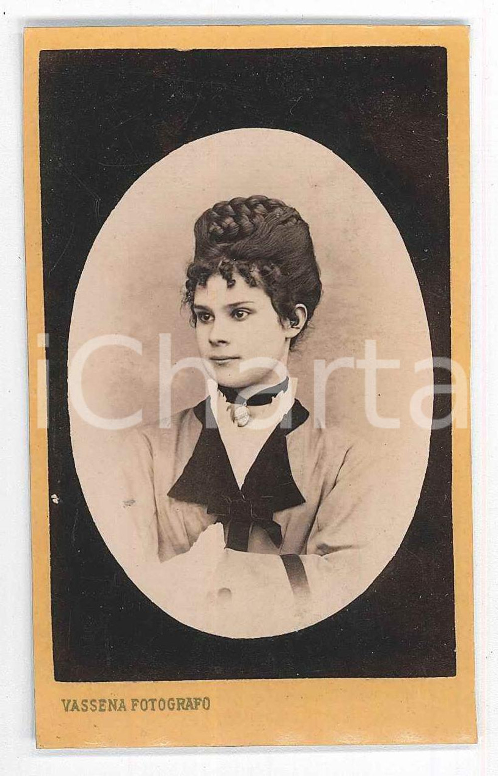 1870 ca. MILANO  - Ritratto di donna con collana a girocollo *Foto VASSENA CDV  Fotografia d'epoca, su cartoncino rigido.FOTOGRAFO: No&egrave; VassenaMilano - corso di Porta Ticinese, 38 FAIR/discreto Lievi smussature angolari, piccola abrasione al lato sinistro Formato: 6 x 10 cm originale e autentica 1