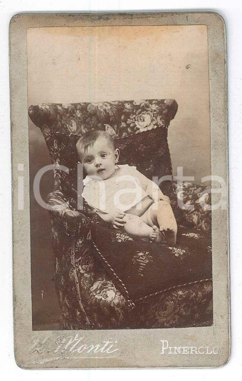 Fotografia d epoca originale 1880 ca. PINEROLO  Ritratto di bambino seduto in poltrona  Foto MONTI CDV 1