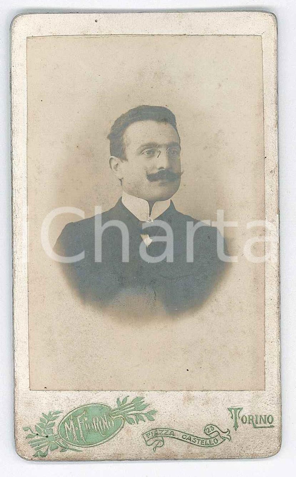 1895 ca. TORINO - Ritratto uomo con occhiali - Foto FIORINO CDV (2)  Fotografia d'epoca, su cartoncino rigido.FOTOGRAFO: M. Fiorino Torino - piazza Castello n. 23 FAIR/discreto Ingiallimento e macchie al lato inferiore, segni diffusi. Formato: 6 x 10 cm originale e autentica 1
