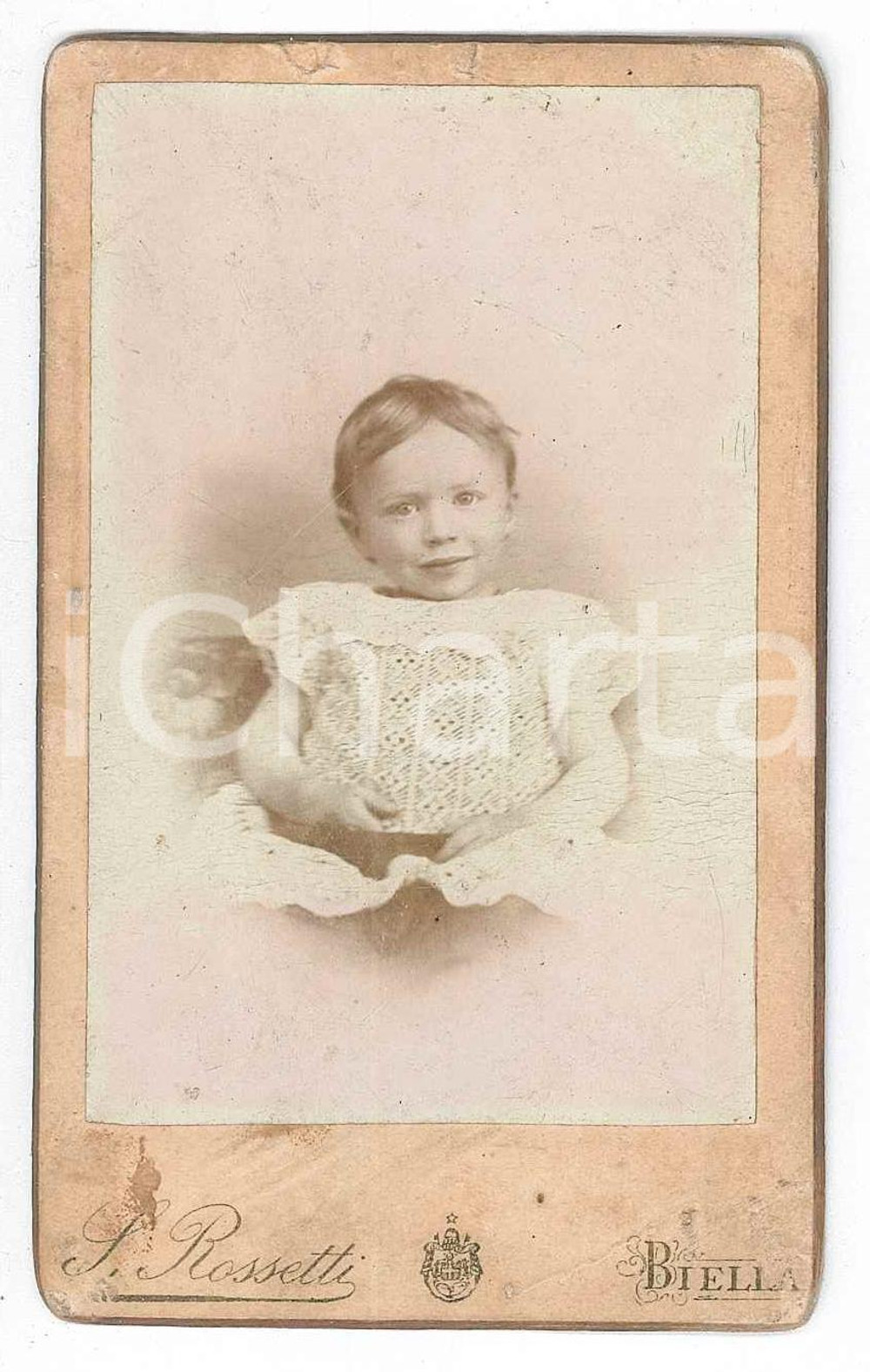 1890 ca. BIELLA - Ritratto di bambina con abito traforato - Foto ROSSETTI CDV  Fotografia d'epoca, su cartoncino rigido.FOTOGRAFO: S. RossettiBiella - via Umberto n. 59 POOR/danneggiato Piegature e abrasioni al lato inferiore e superiore, tracce di adesivo al verso. Formato: 6 x 10 cm originale e autentica 1