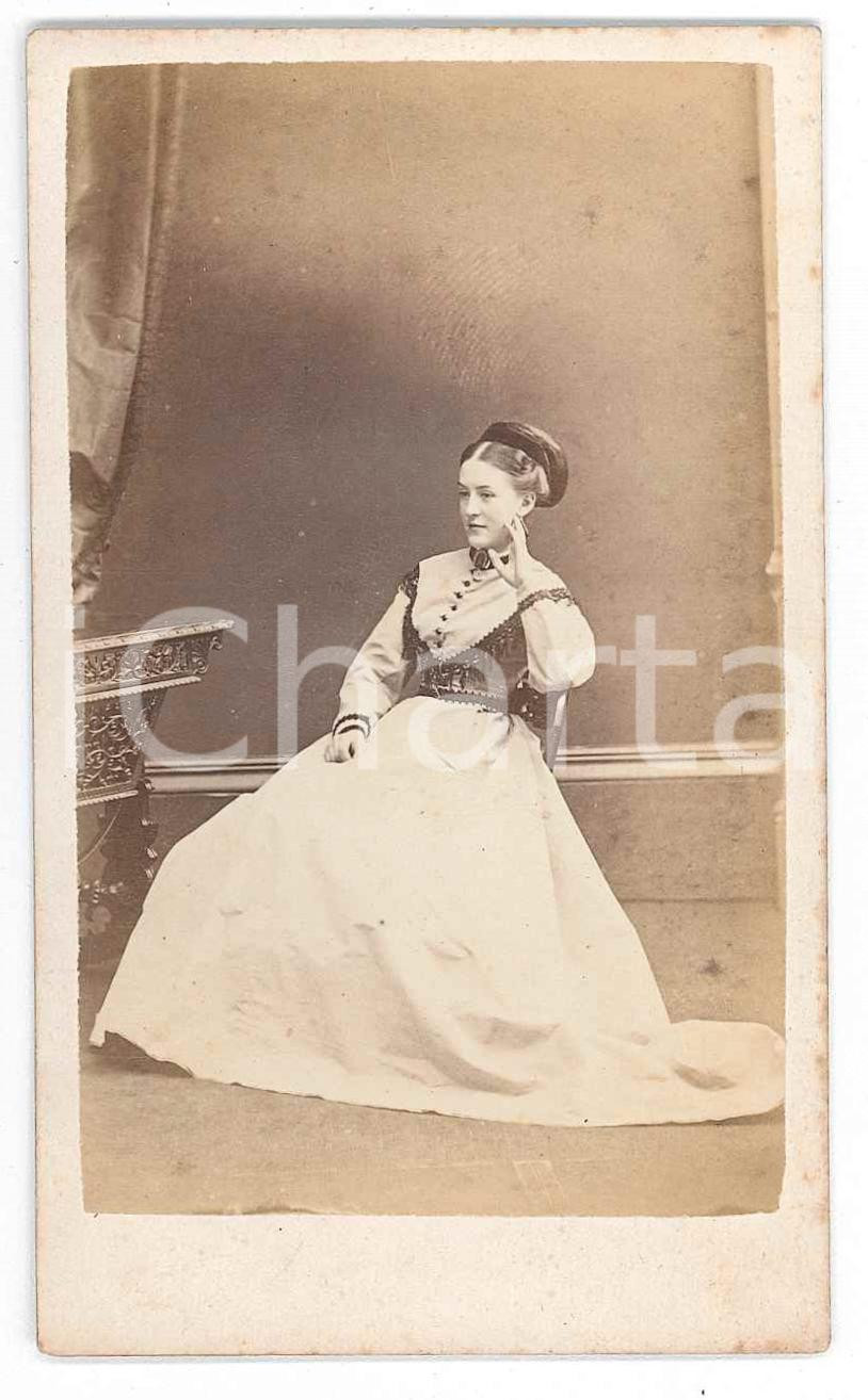 Fotografia d epoca originale 1860 ca BRIGHTON UK Woman in white dress  Victorian photo C. HAWKINS CDV 1