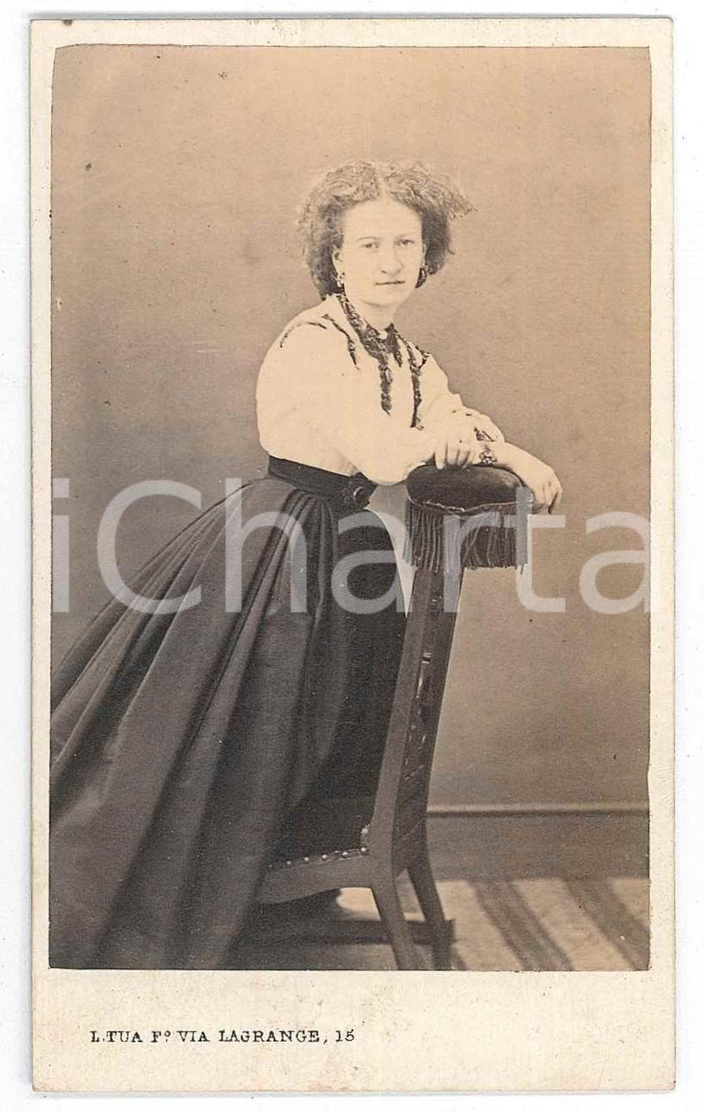 1870 ca. TORINO - Ritratto di donna in abito appoggiata a sedia *Foto LEONE TUA  Fotografia d'epoca, su cartoncino rigido.FOTOGRAFO: A. Leone TuaTorino - via Lagrange n.15  FAIR/discreto Lievi smussature angolari e piccola macchia all'angolo superiore sinistro. Formato: 6 x 10 cm originale e autentica 1