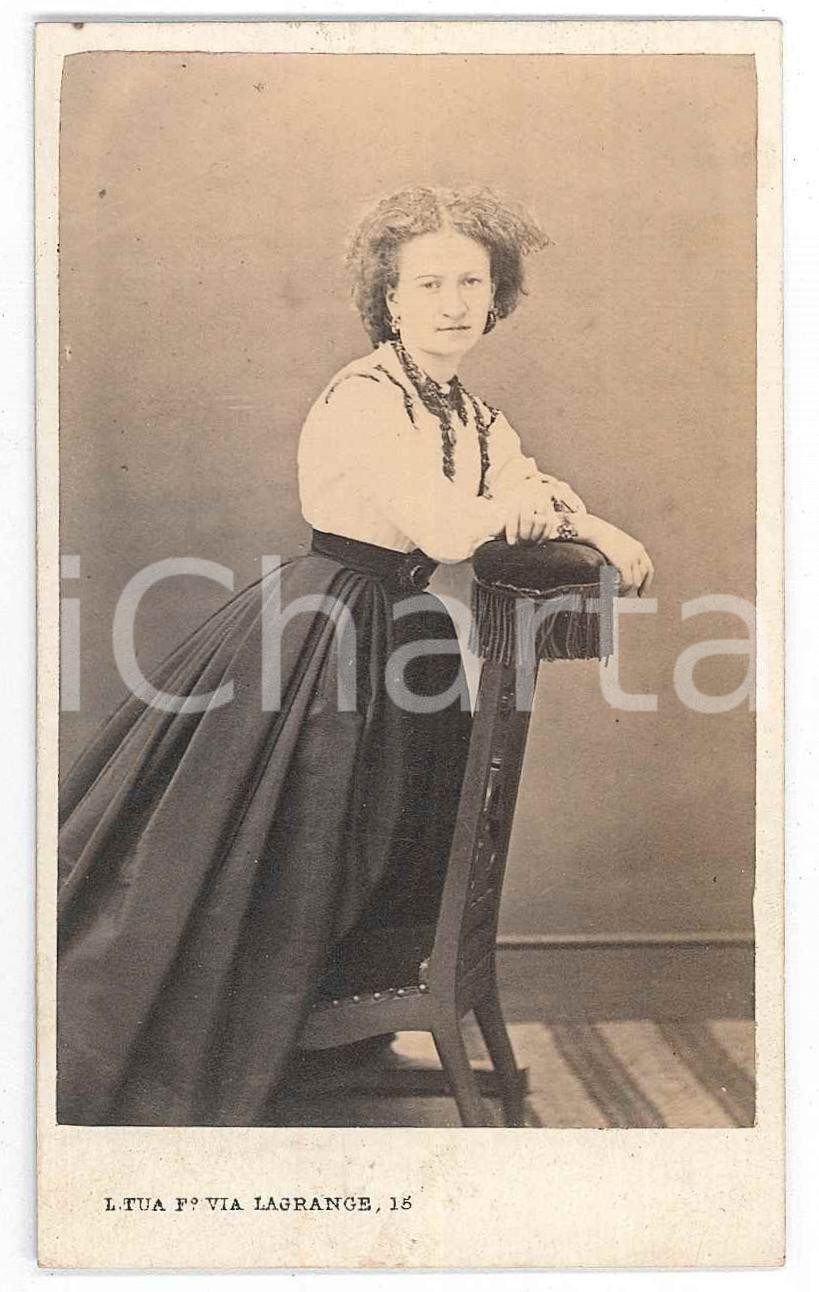 Fotografia d epoca originale 1870 ca. TORINO  Ritratto di donna in abito appoggiata a sedia Foto LEONE TUA 1