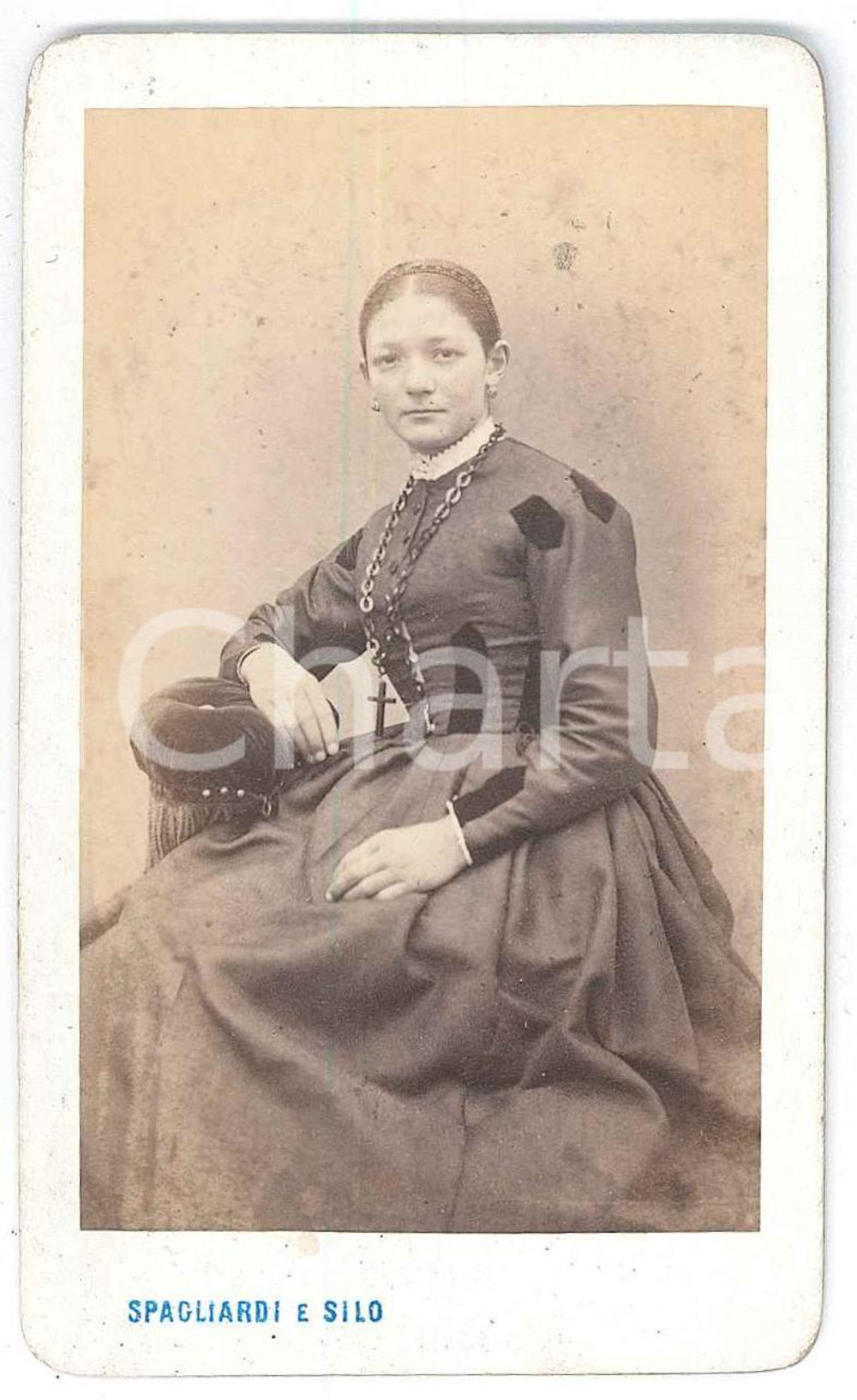 1880 ca. MILANO - Ritratto di donna con croce al collo - Foto SPAGLIARDI e SILO  Fotografia d'epoca, su cartoncino rigido.FOTOGRAFO: Spagliardi e Silo Milano - corso di Porta Venezia n.11 GOOD/buono Lievi smussature angolari, piccole macchie Formato: 6 x 10 cm originale e autentica 1