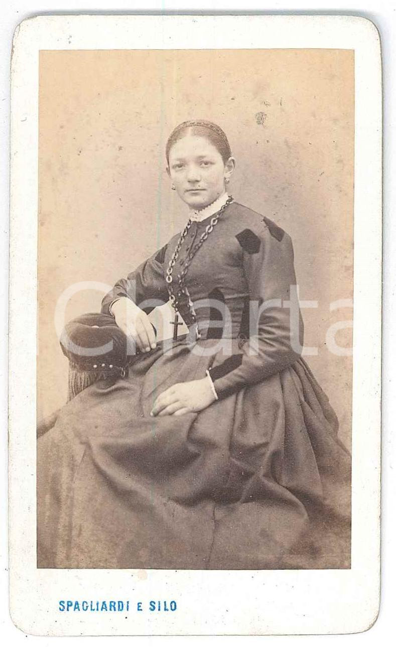 Fotografia d epoca originale 1880 ca. MILANO  Ritratto di donna con croce al collo  Foto SPAGLIARDI e SILO 1