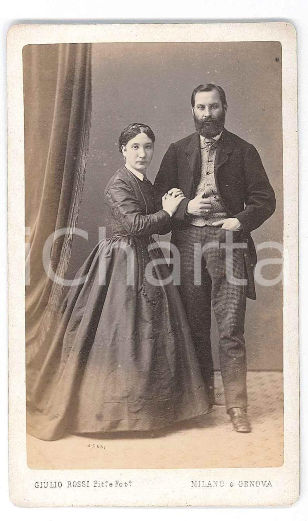 1870 ca. MILANO/GENOVA - Ritratto marito e moglie - Foto ROSSI CDV  Fotografia d'epoca, su cartoncino rigido.FOTOGRAFO: Giulio RossiMilano - via Bigli 7Genova - salita delle Battistine 6 GOOD/buono  Formato: 6 x 10 cm originale e autentica 1
