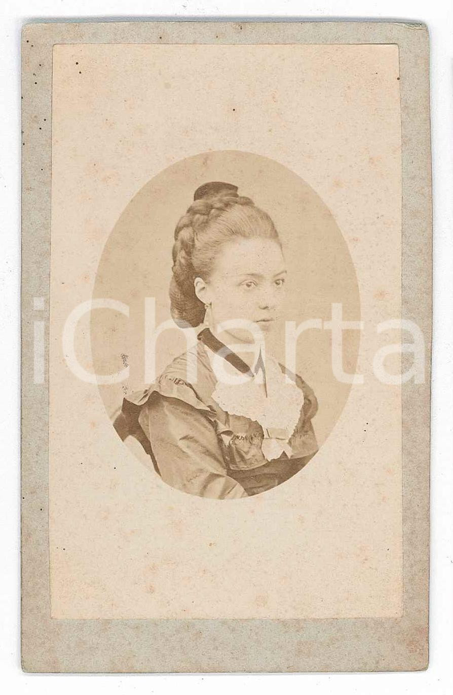 1870 ca. INTRA -Ritratto di giovane in abito e treccia raccolta *Foto IMPERATORI  Fotografia d'epoca, su cartoncino rigido.FOTOGRAFO: G. ImperatoriIntra (Lago Maggiore) - casa Simonetta  FAIR/discreto Abrasione agli angoli superiori, macchie e fioriture diffuse, macchia al verso. Formato: 6 x 10 cm originale e autentica 1