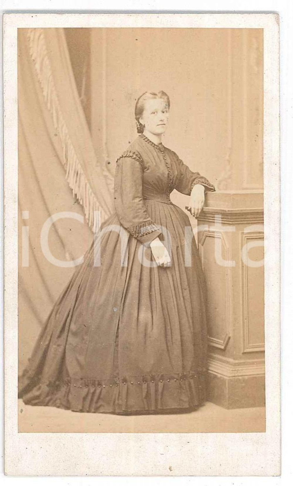 1870 ca. TORINO - Ritratto femminile in abito da giorno - Foto SCHEMBOCHE CDV  Fotografia d'epoca, su cartoncino rigido.FOTOGRAFO: SchembocheTorino - piazza S. Carlo n. 6 FAIR/discreto Lievi smussature e abrasioni angolari Formato: 6 x 10 cm originale e autentica 1