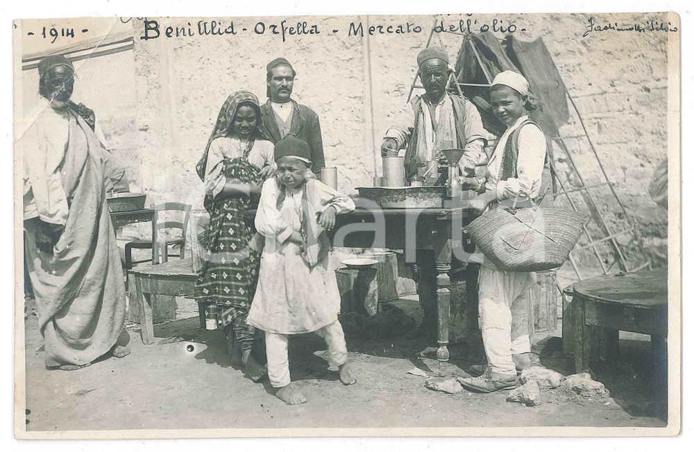 1914 BENI ULID (LIBIA) Orfella - Mercato dell'olio - Foto DANNEGGIATA 17x10 cm Fotografia d'epoca, con didascalia manoscritta al recto.FOTOGRAFO: Silvio Fachinotti VERY POOR/gravemente danneggiato profonda piegatura angolare e strappo al lato destro Formato: 16x10 cm originale e autentica 1