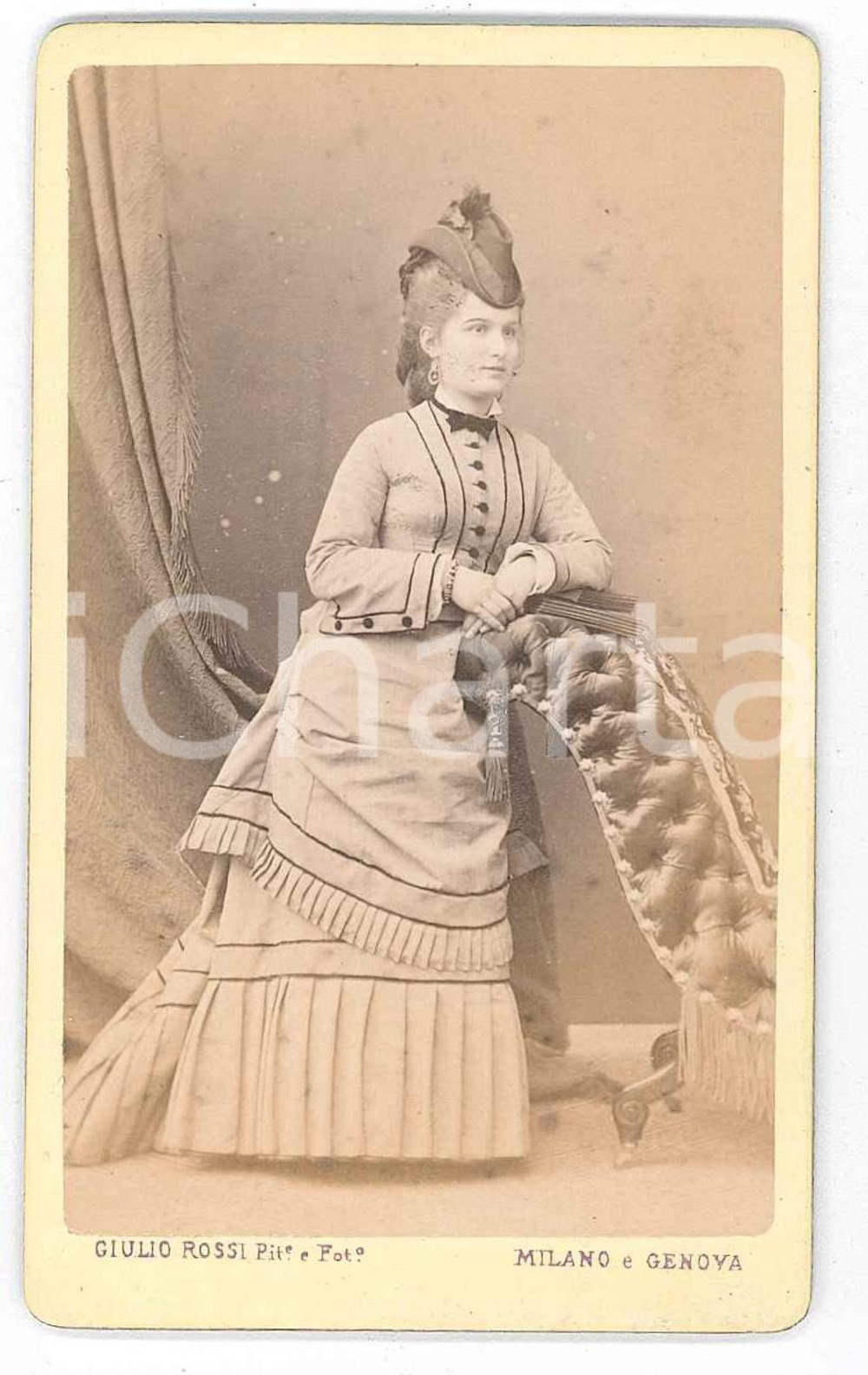 1870 ca. MILANO/GENOVA - Ritratto di donna in abito e cappello - Foto ROSSI CDV  Fotografia d'epoca, su cartoncino rigido.Scritta al verso.FOTOGRAFO: Giulio RossiMilano - via Bigli, corso Vittorio Emanuele 20Genova - salita delle Battistine 6, via Carlo Felice 16 GOOD/buono  Formato: 6 x 10 cm originale e autentica 1