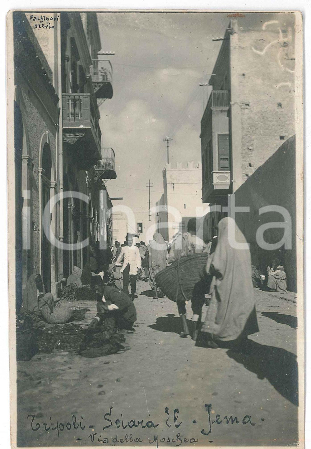 1915 ca TRIPOLI (LIBIA ITALIANA) Via della Moschea - Foto ANIMATA 11x17 cm Fotografia d'epoca, con didascalia manoscritta al recto.FOTOGRAFO: Silvio Fachinotti FAIR/discreto al verso sono presenti abrasioni, residui di carta e di colla Formato: 11x17 cm originale e autentica 1