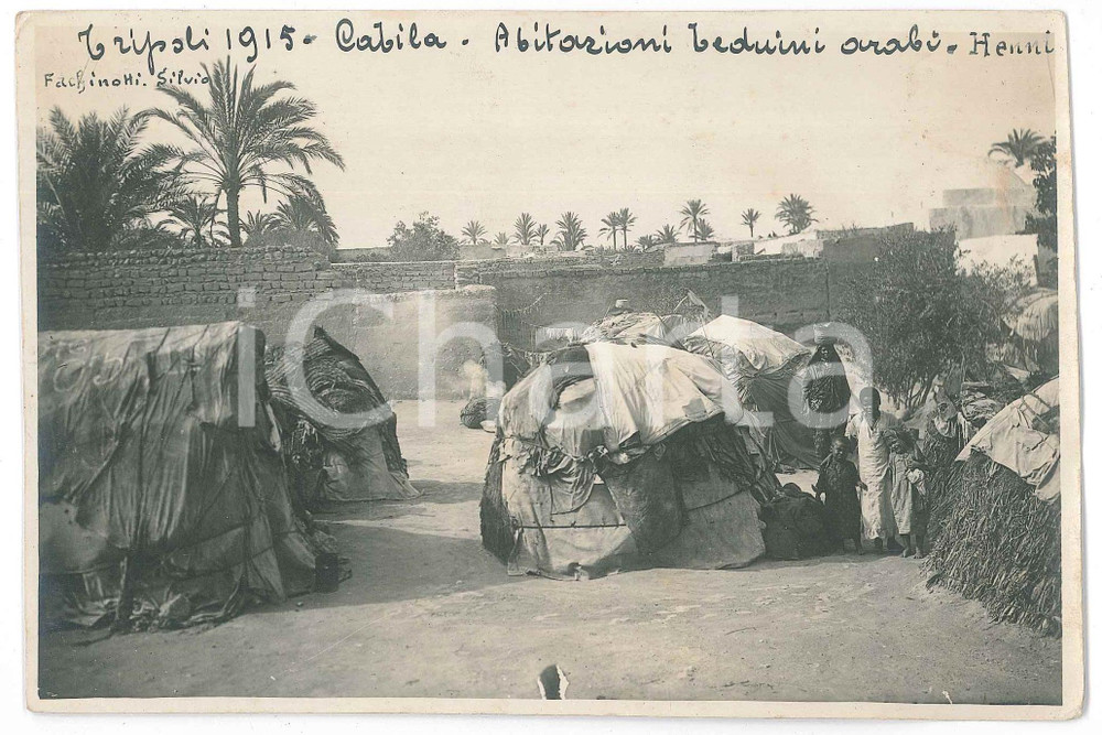 1915 HENNI / TRIPOLI (LIBIA ITALIANA) Abitazioni di beduini arabi - Foto Fotografia d'epoca, con didascalia manoscritta al recto.FOTOGRAFO: Silvio Fachinotti FAIR/discreto minime smussature angolari; evidenti residui di carta e di colla al verso Formato: 17x11 cm originale e autentica 1