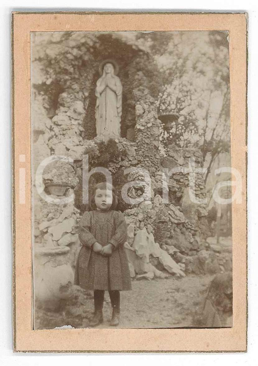 1903 GENOVA SAMPIERDARENA Bambina presso statua Madonna di Lourdes *Foto Fotografia d'epoca, montata su cartoncino rigido. GOOD/buono  Formato: 6x9 cm originale e autentica 1