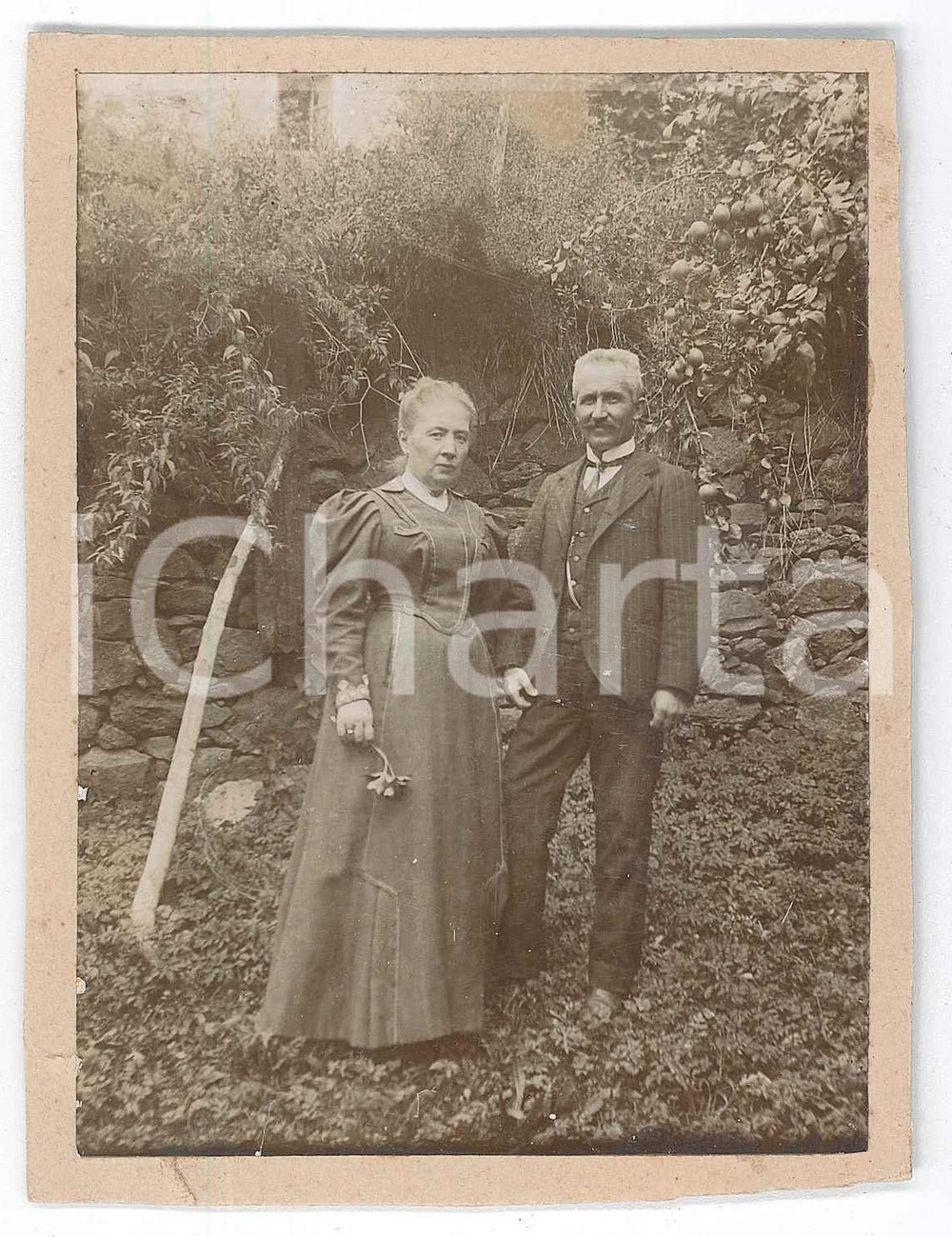 1905 TORINO Coppia di anziani coniugi in un giardino - Ritratto *Foto 9x12 cm Fotografia d'epoca, montata su cartoncino rigido. POOR/danneggiato margini rifilati; piegatura angolare evidente; piccolo taglio al lato inferiore Formato: 9x12 cm originale e autentica 1