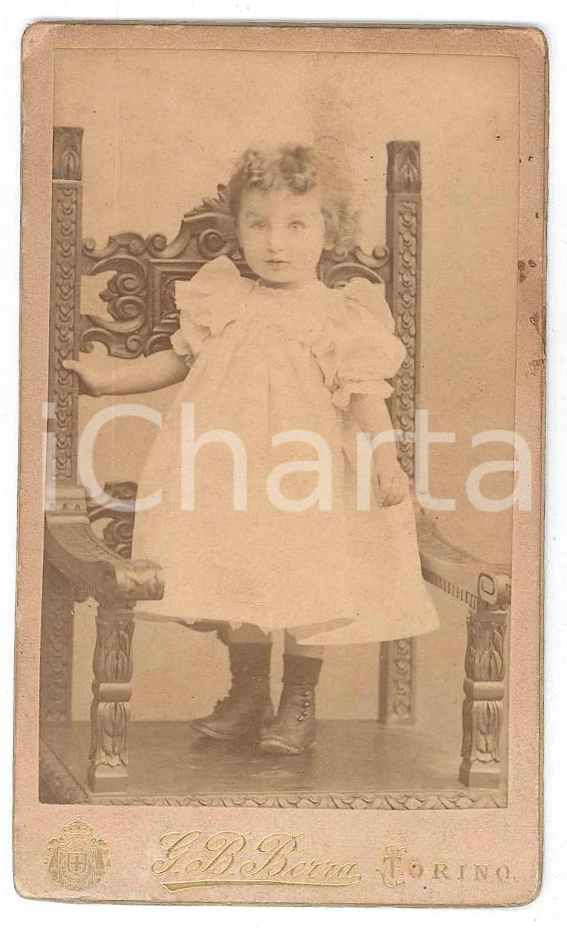 Fotografia d epoca originale 1870 ca. TORINO  Ritratto di bambina in piedi su sedia intarsiata  Foto BERRA 1