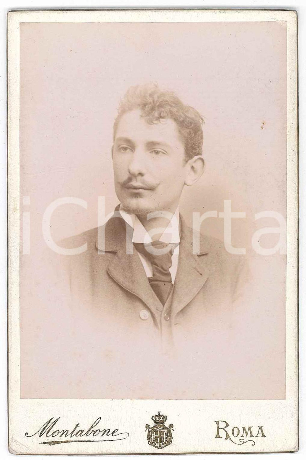 1899 ROMA Ritratto di giovane uomo - Foto MONTABONE 8x13 cm  Fotografia d'epoca, su cartoncino rigido. GOOD/buono  Formato: 8x13 cm originale e autentica 1