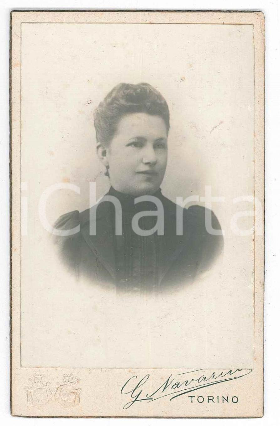 1870 ca. TORINO - Ritratto femminile in abito scuro - Foto NAVARINI CDV  Fotografia d'epoca, su cartoncino rigido.FOTOGRAFO: Giuseppe NavariniTorino - corso Regina Margherita n. 121-123 FAIR/discreto Abrasione e piegatura all'angolo superiore destro, fioriture diffuse Formato: 6 x 10 cm originale e autentica 1