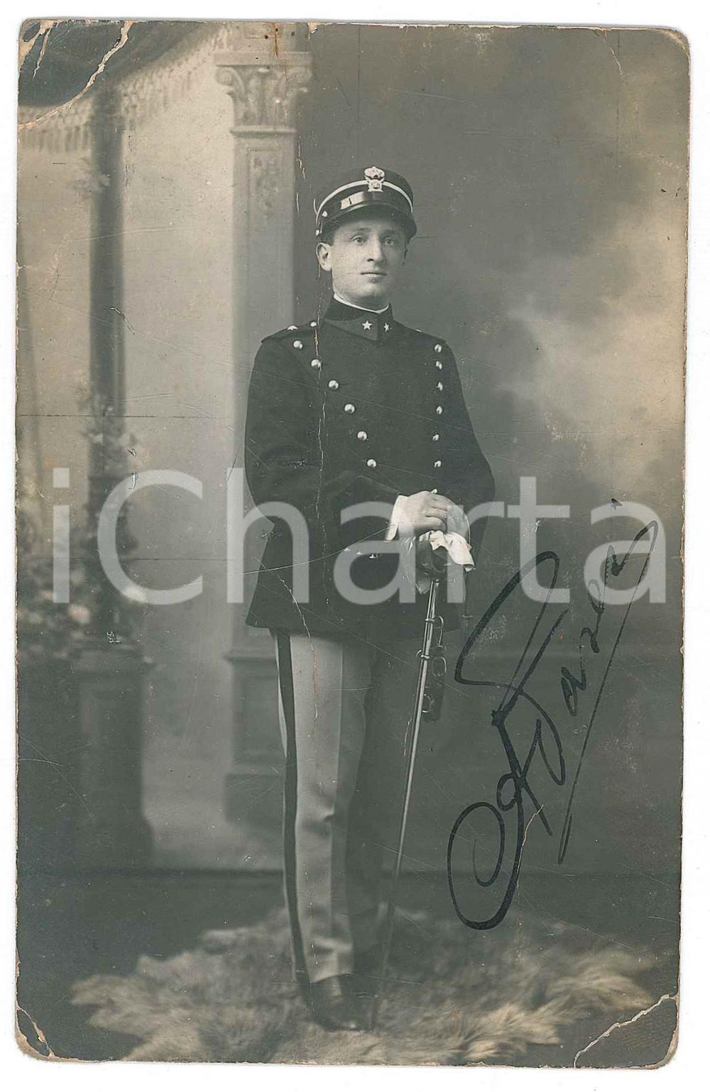 1915 WW1 TORINO REGIO ESERCITO Ariberto PAVESI 86° Fanteria - Foto C. ROSSI Fotografia d'epoca, in formato cartolina postale, con firma al recto e dedica autografa al verso dell'ufficiale in partenza per la guerra ("prima d'accingermi alla guerra contro i barbari").FOTOGRAFO: C. Rossi - Via Roma 24, Torino VERY POOR/gravemente danneggiato profonde piegature, verticali e angolari Formato: 9x14 cm originale e autentica 1