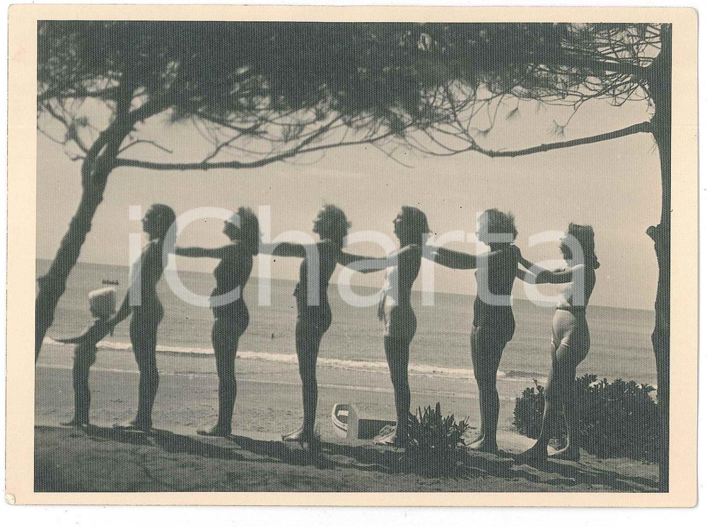 Giugno 1941 ALASSIO Donne in costume in fila *Foto artistica 15x10 cm  Fotografia originale d'epoca, con didascalia dattiloscritta al verso.Le donne sono indicate nella didascalia: Marisina Baraldo, Maria Gervasio, Mim&igrave; Giovine, Nanda Baraldi, Anna Maria Gerardi, Laura Mei e Maria Luisa Gerardi. GOOD/buono  Formato: 14x10 cm originale e autentica 1