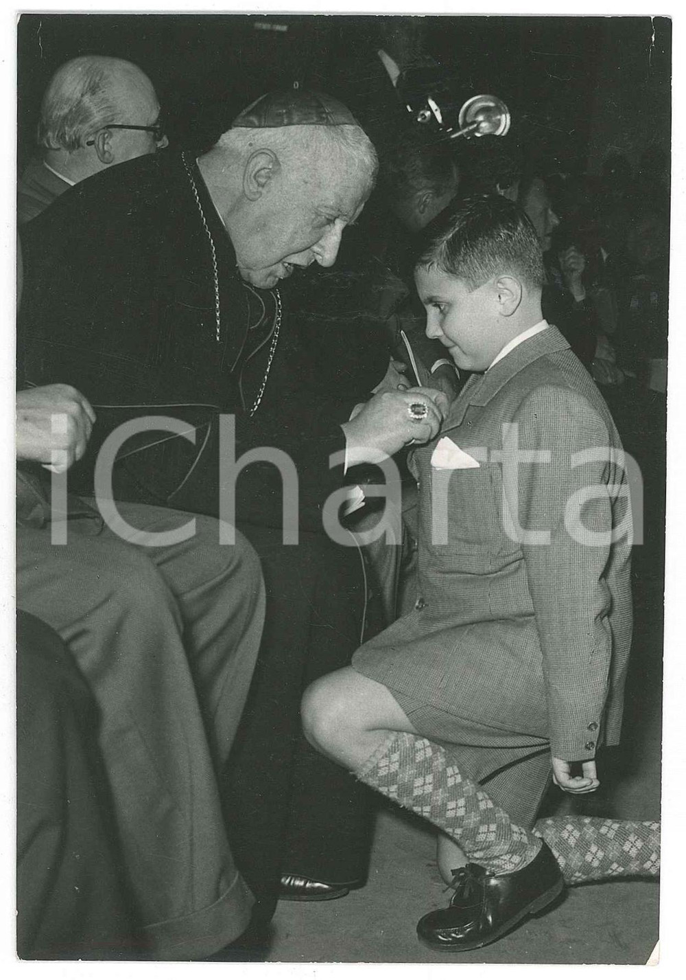 1953 TORINO Collegio S. Giuseppe - Card. Maurilio FOSSATI premia i bambini *Foto  Fotografia d'epoca con didascalia al verso.Il bambino premiato &egrave; indicato come Guido Gasparri. FAIR/discreto lievi piegature angolari Formato: 10x15 cm originale e autentica 1